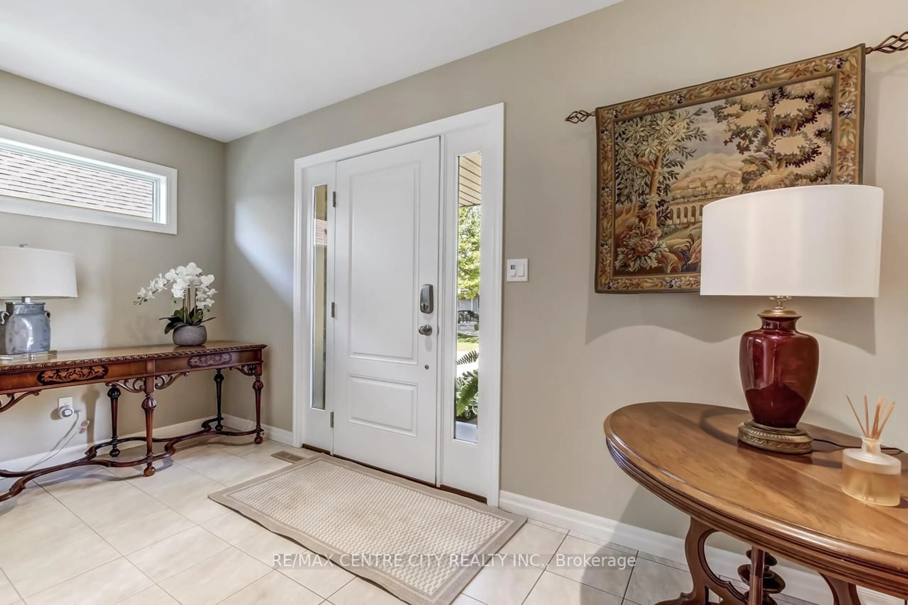 Indoor entryway for 234 PEACH TREE Blvd #8, St. Thomas Ontario N5R 0G8