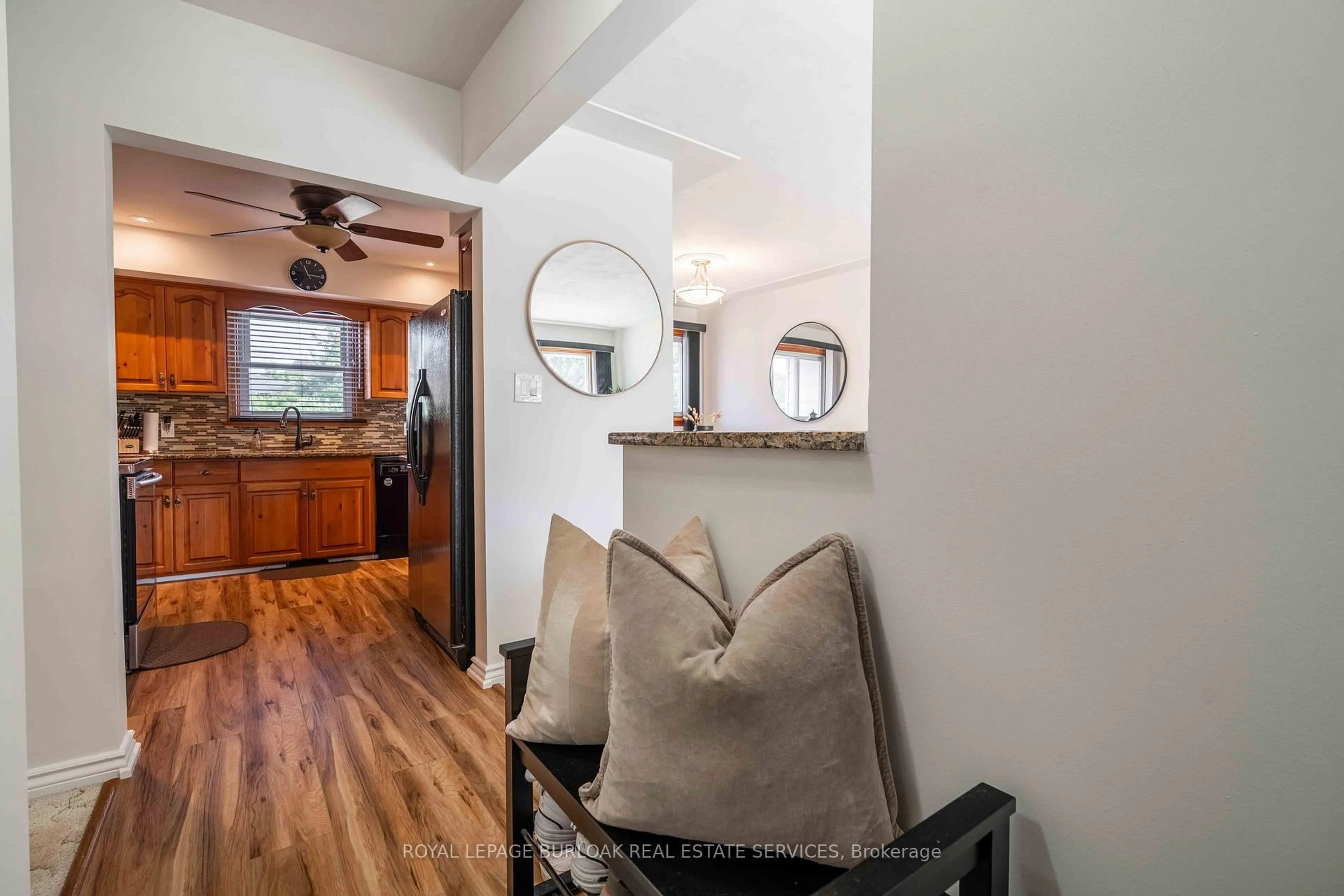 Indoor entryway for 7 Kenwood Cres, Hamilton Ontario L8T 1W3