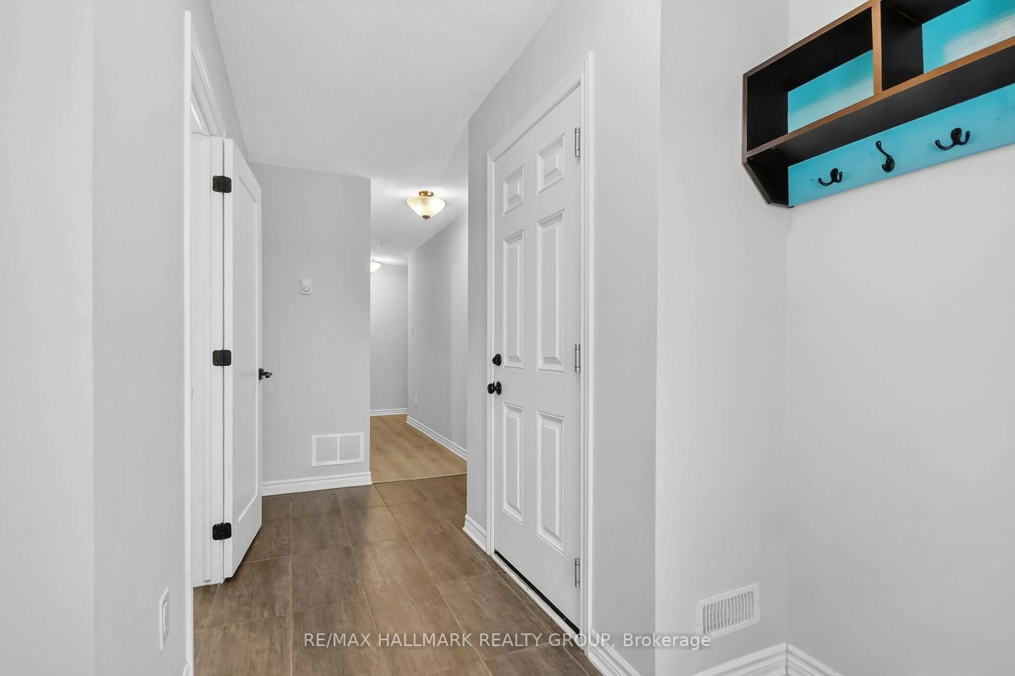 Indoor entryway for 232 Clintonia St, Ottawa Ontario K2V 0K6