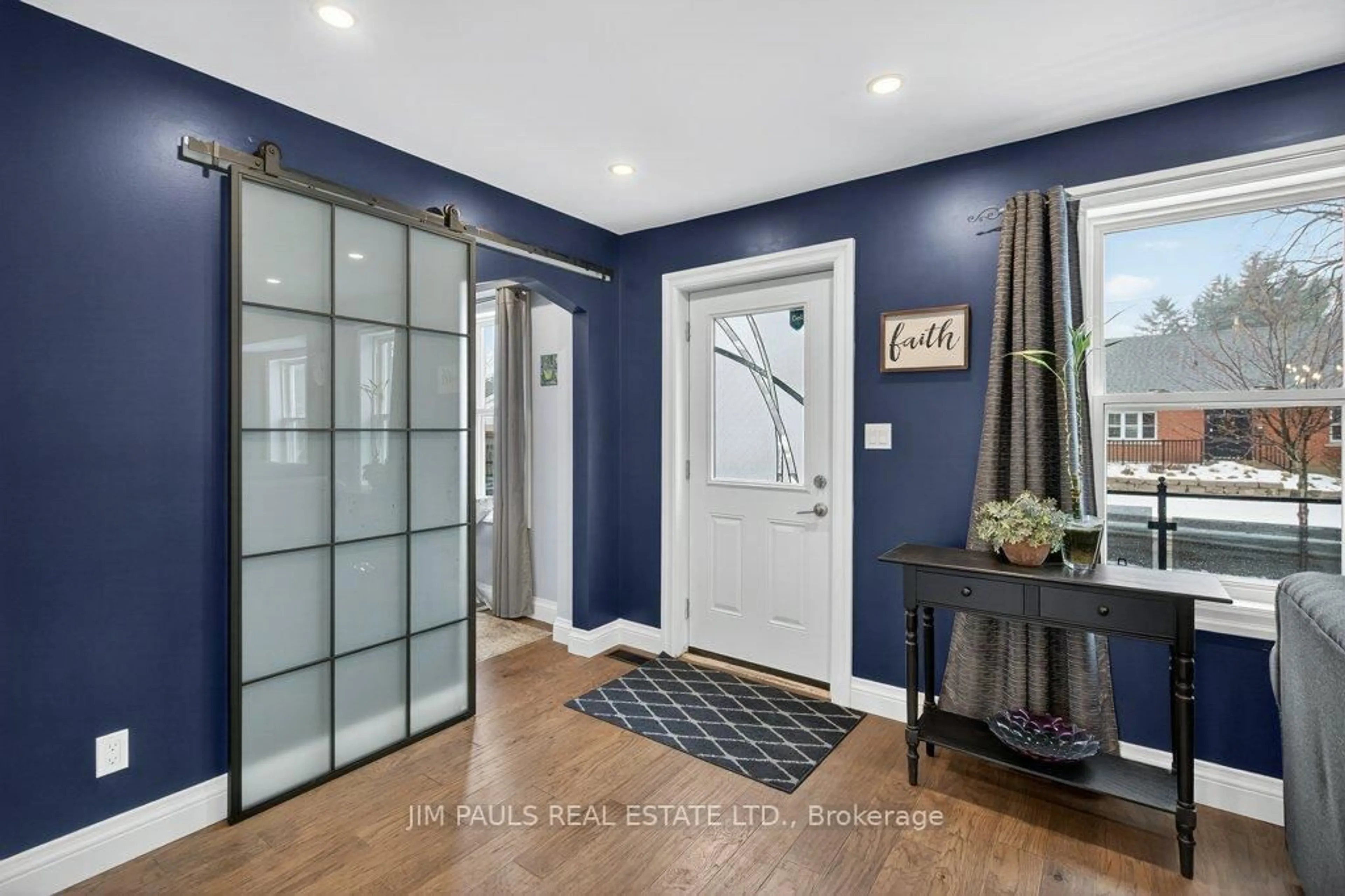 Indoor entryway for 2 Sylvia Ave, Hamilton Ontario L8K 2B3