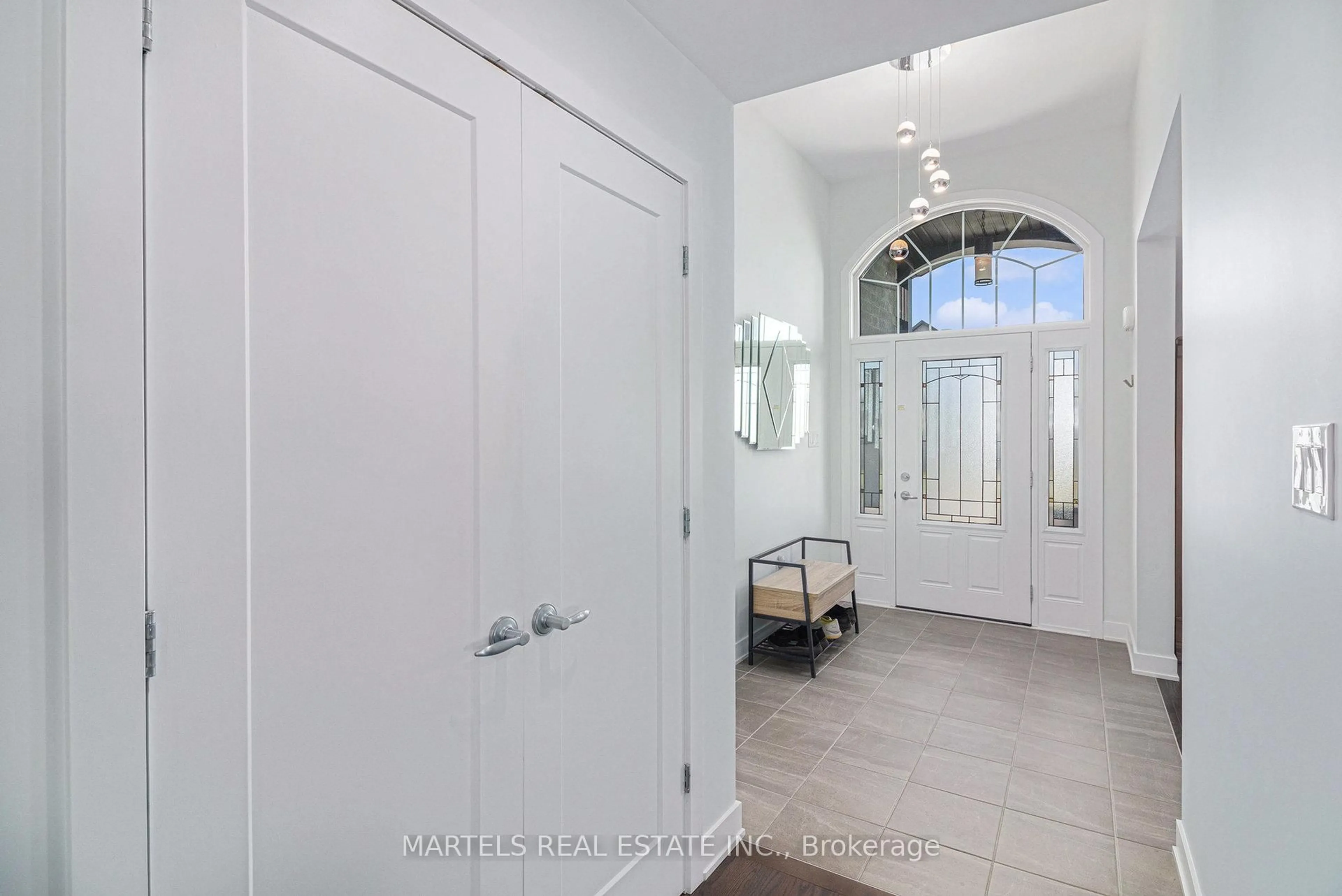 Indoor entryway for 356 Zircon St, Clarence-Rockland Ontario K4K 0H8