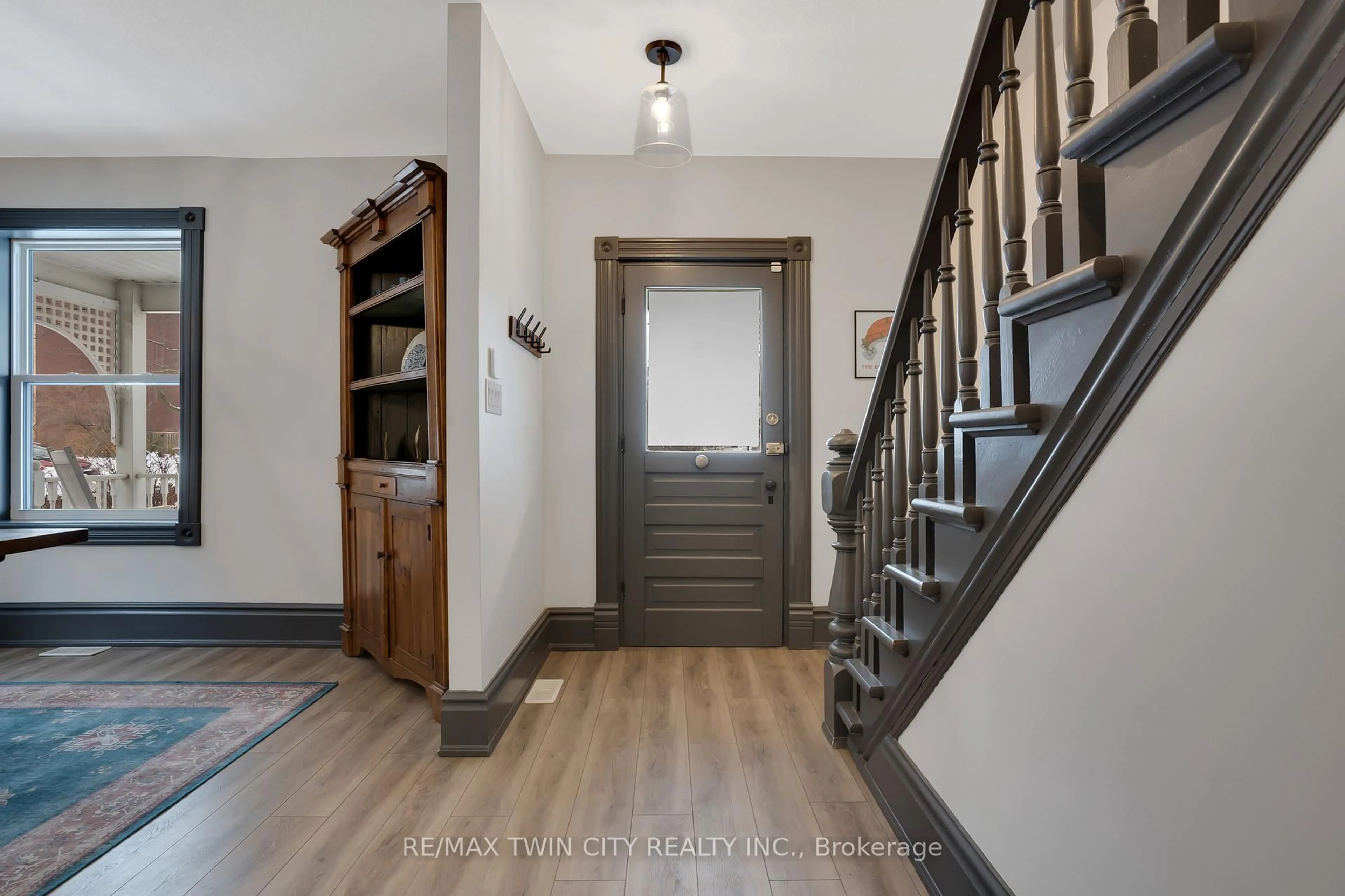 Indoor entryway for 854 Queenston Rd, Cambridge Ontario N3H 3K5