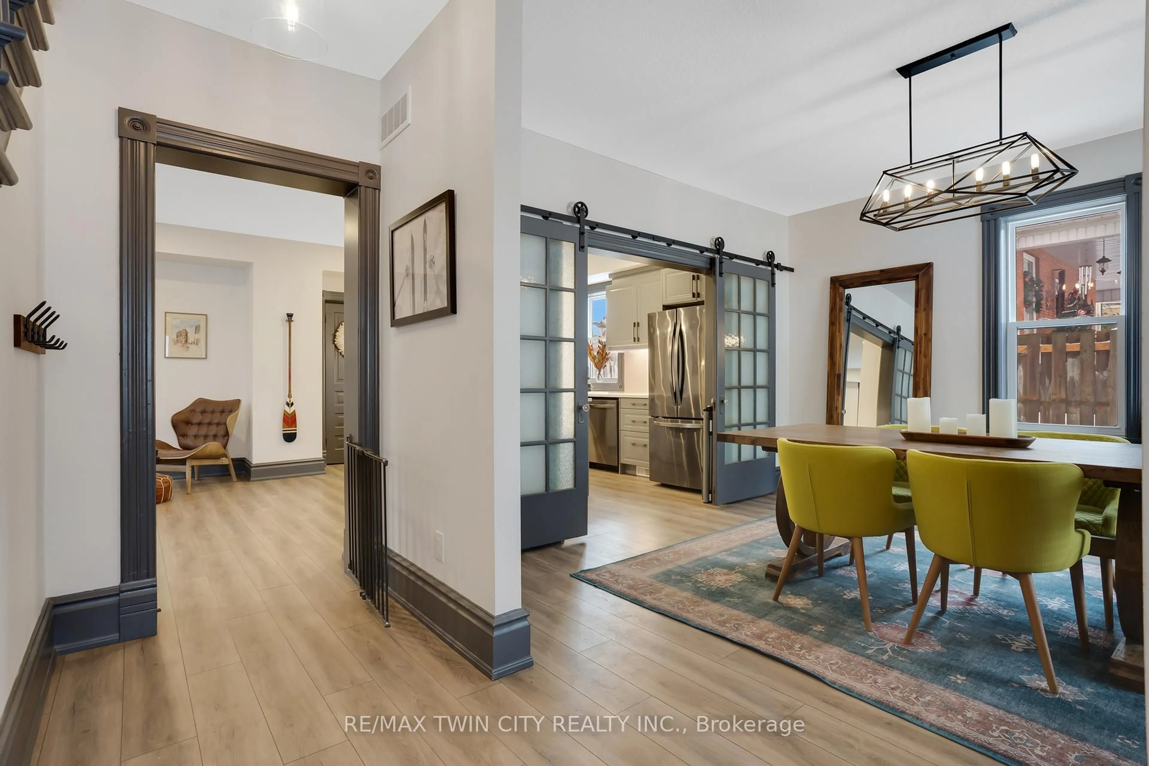 Indoor foyer for 854 Queenston Rd, Cambridge Ontario N3H 3K5