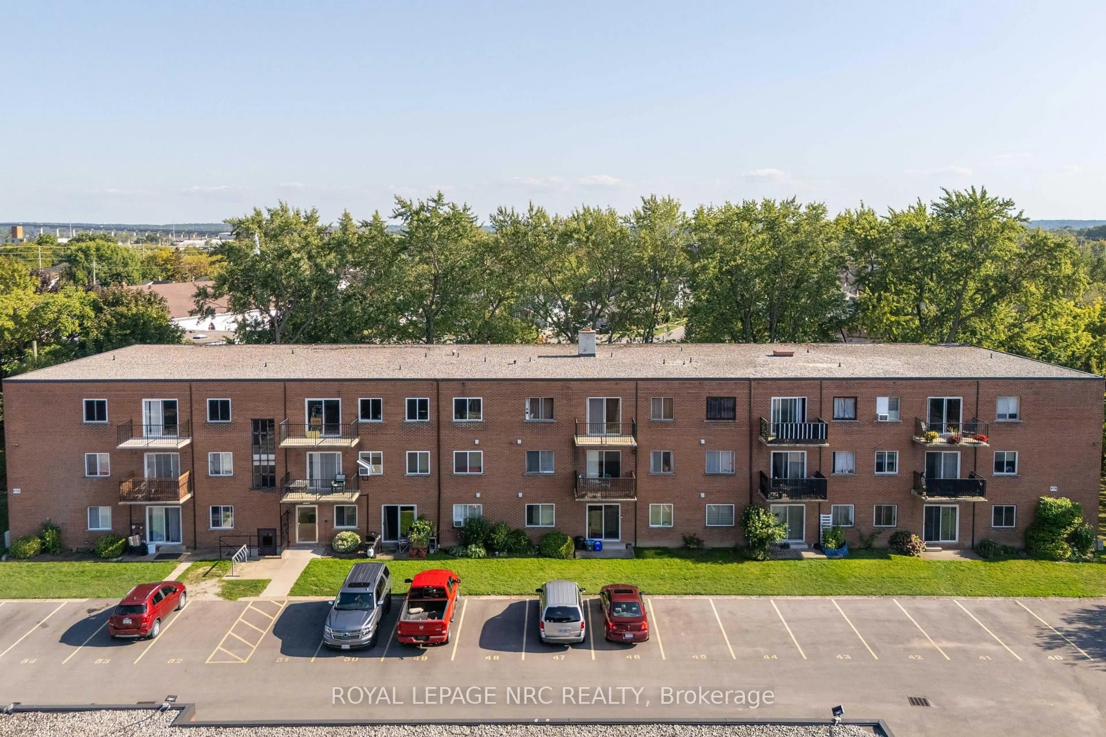A pic from outside/outdoor area/front of a property/back of a property/a pic from drone, city buildings view from balcony for 456 Carlton St #34, St. Catharines Ontario L2M 4X1