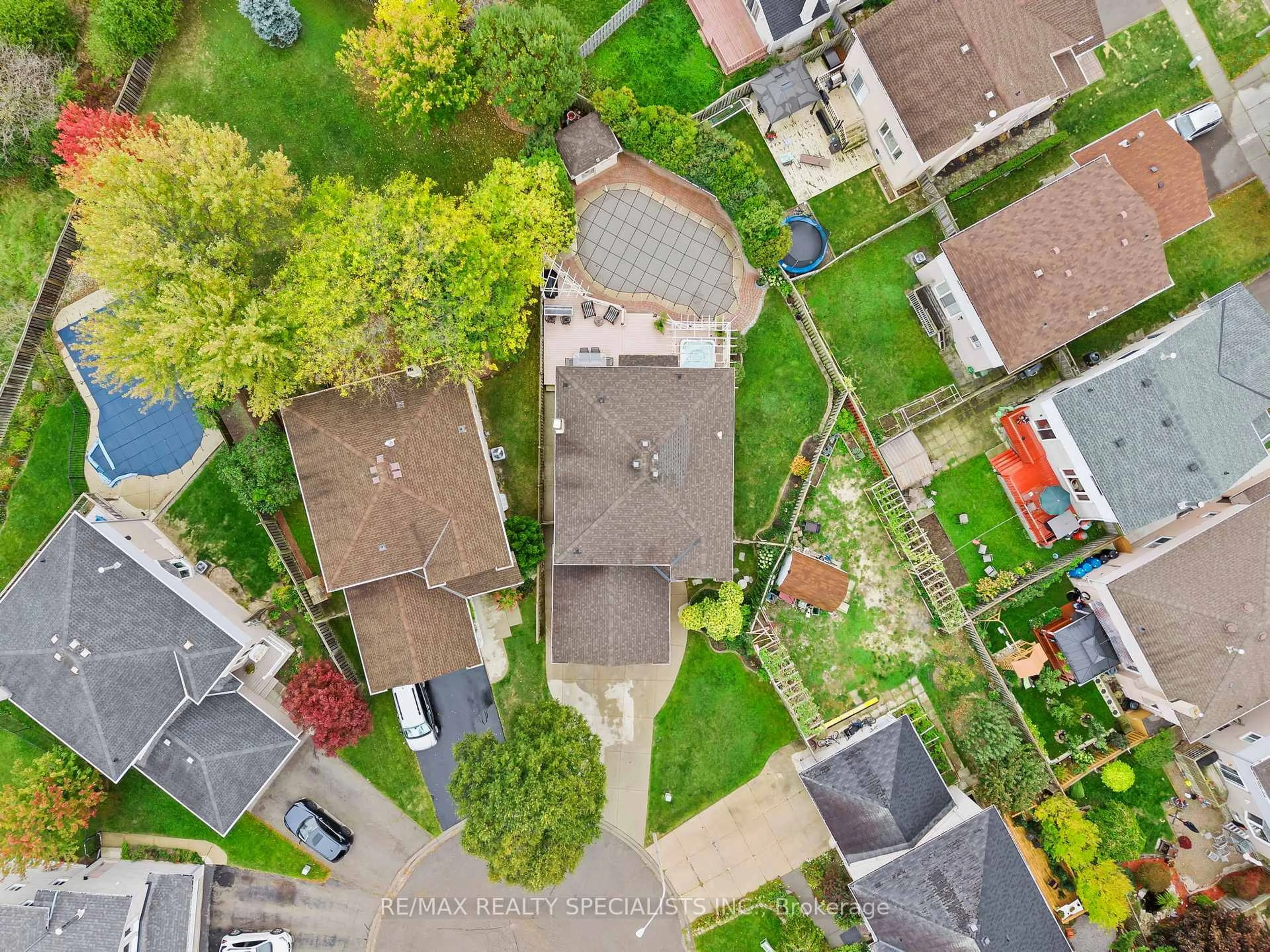 A pic from outside/outdoor area/front of a property/back of a property/a pic from drone, street for 20 Driftwood Pl, Hamilton Ontario L8J 2N7