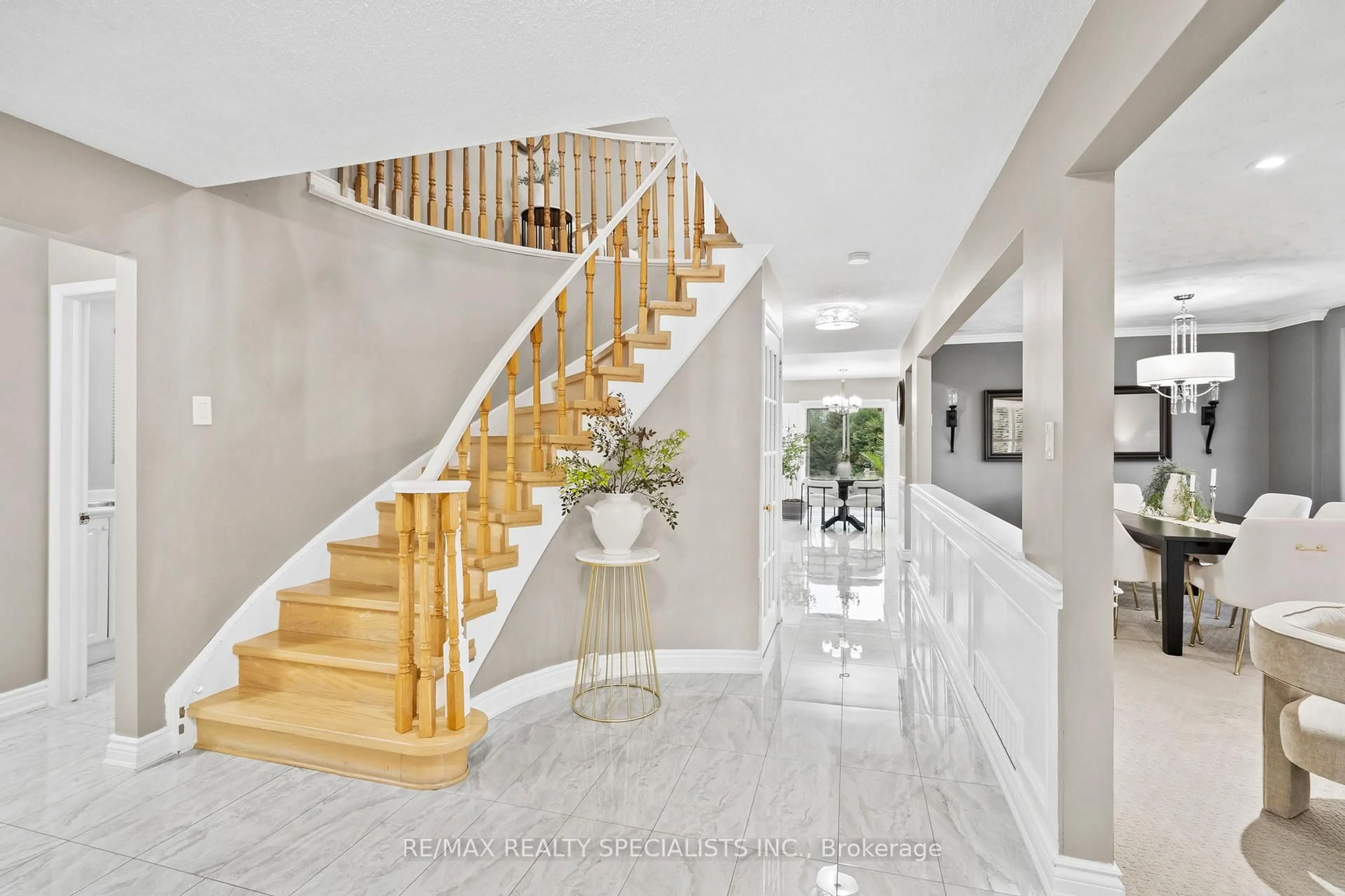 Stairs for 20 Driftwood Pl, Hamilton Ontario L8J 2N7