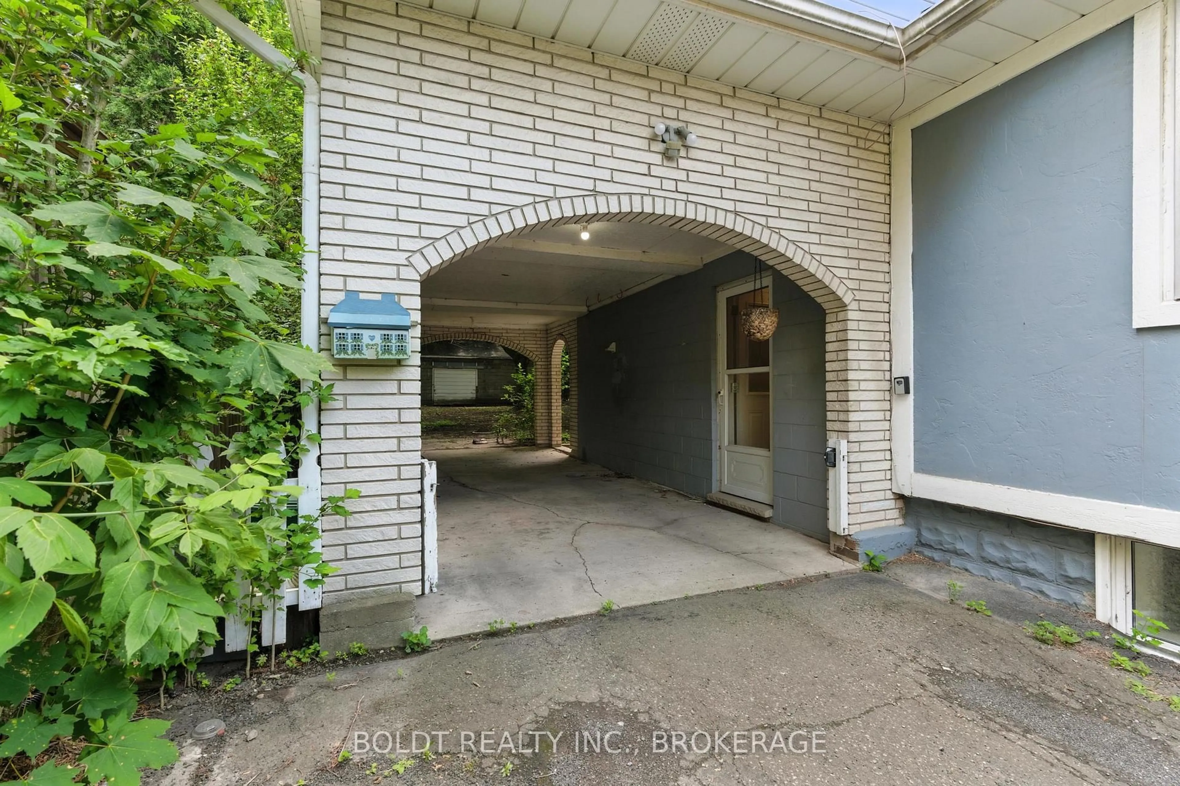 Indoor foyer for 63 Permilla St, St. Catharines Ontario L2S 2G4