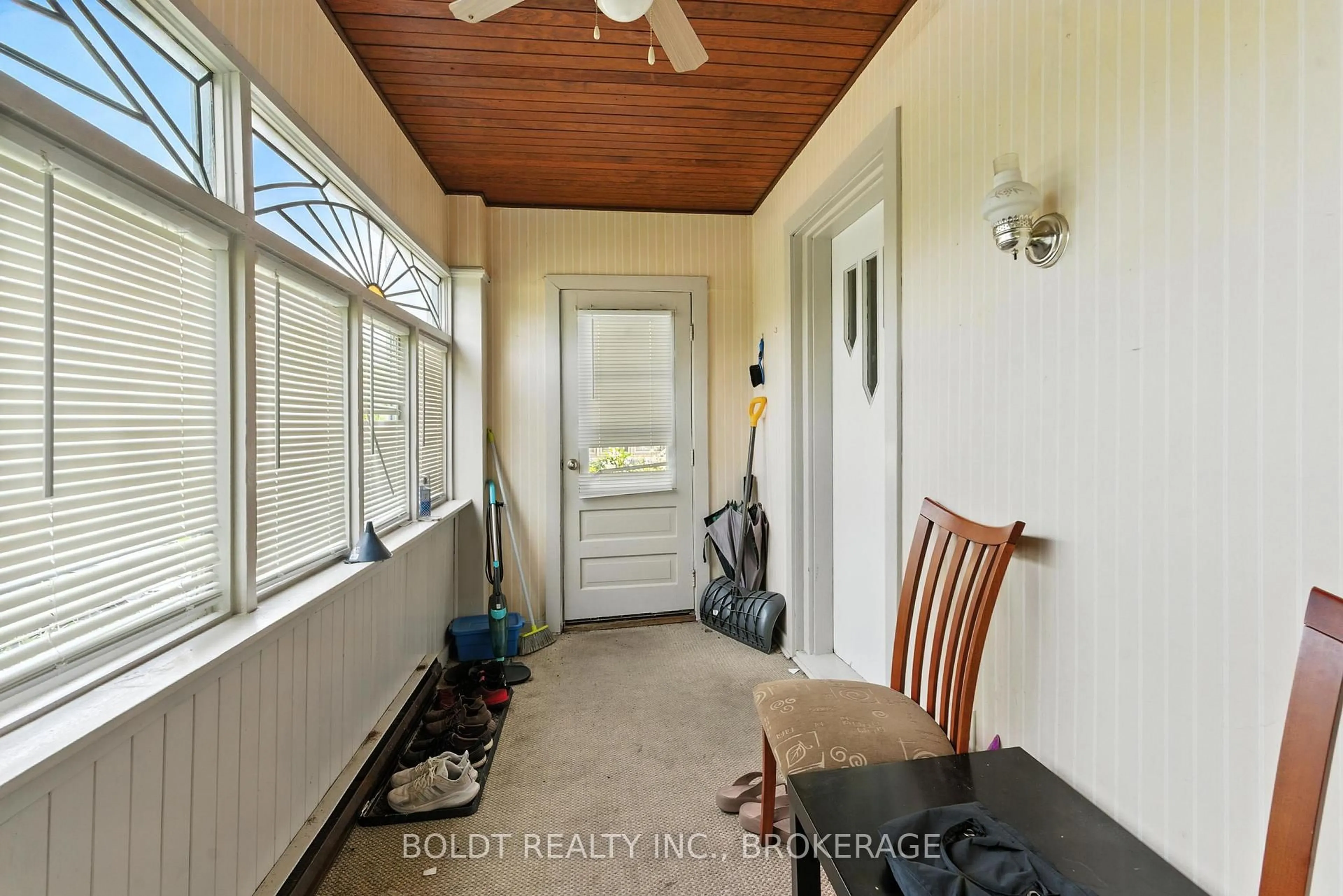 Indoor entryway for 63 Permilla St, St. Catharines Ontario L2S 2G4