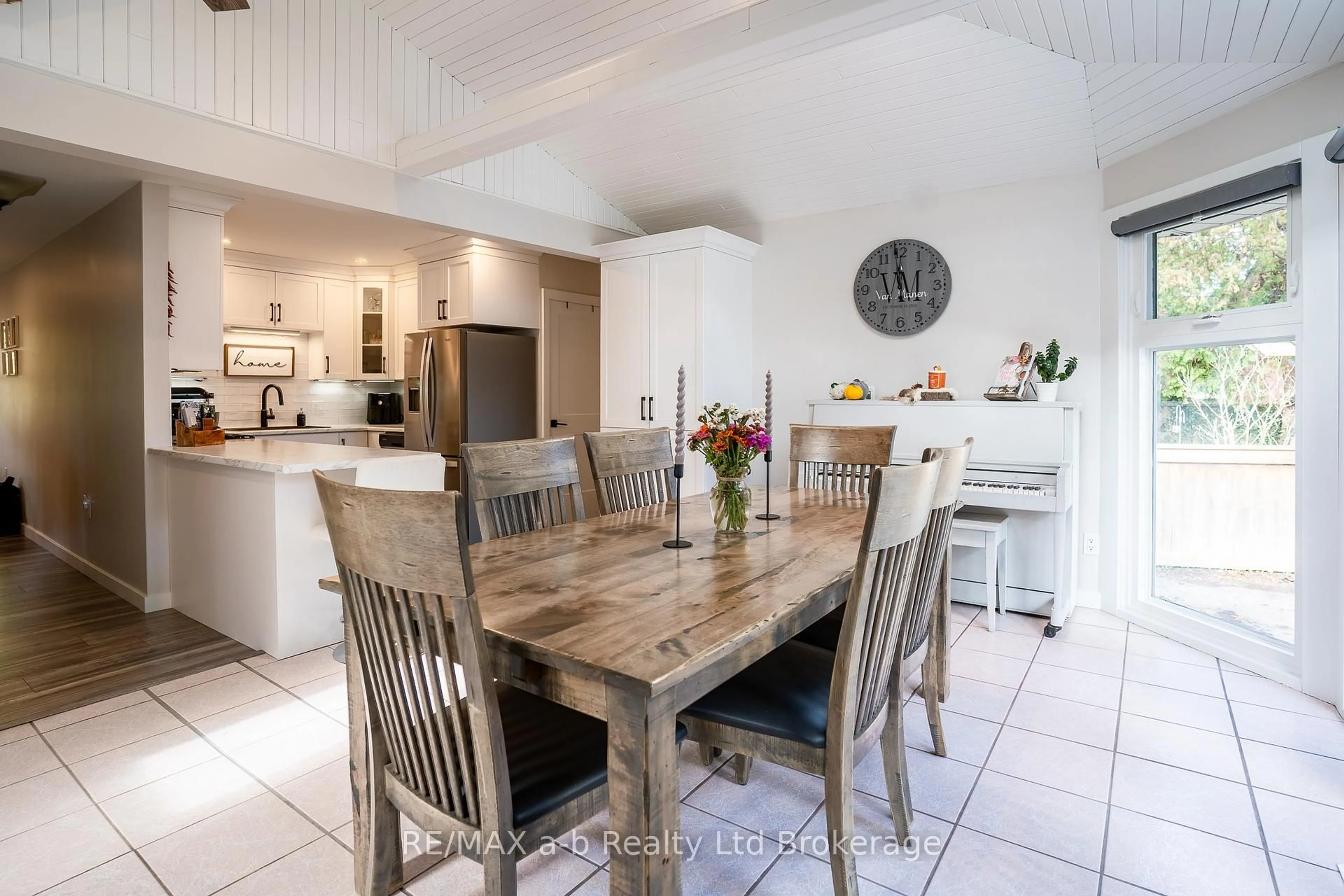 Open concept kitchen, unknown for 258 Graham St, Woodstock Ontario N4S 6K7