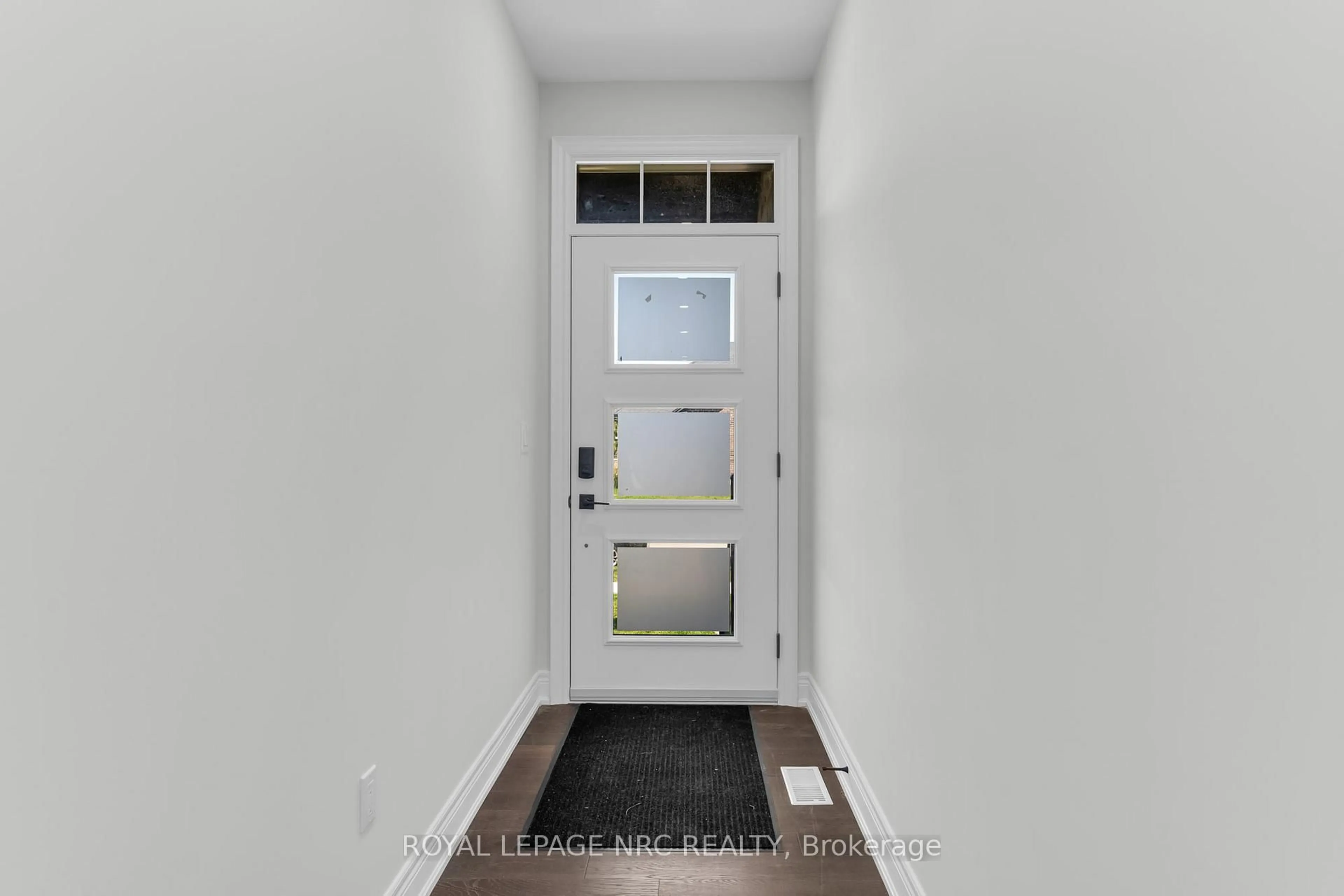 Indoor entryway for 732 Clarence St, Port Colborne Ontario L3K 0A8