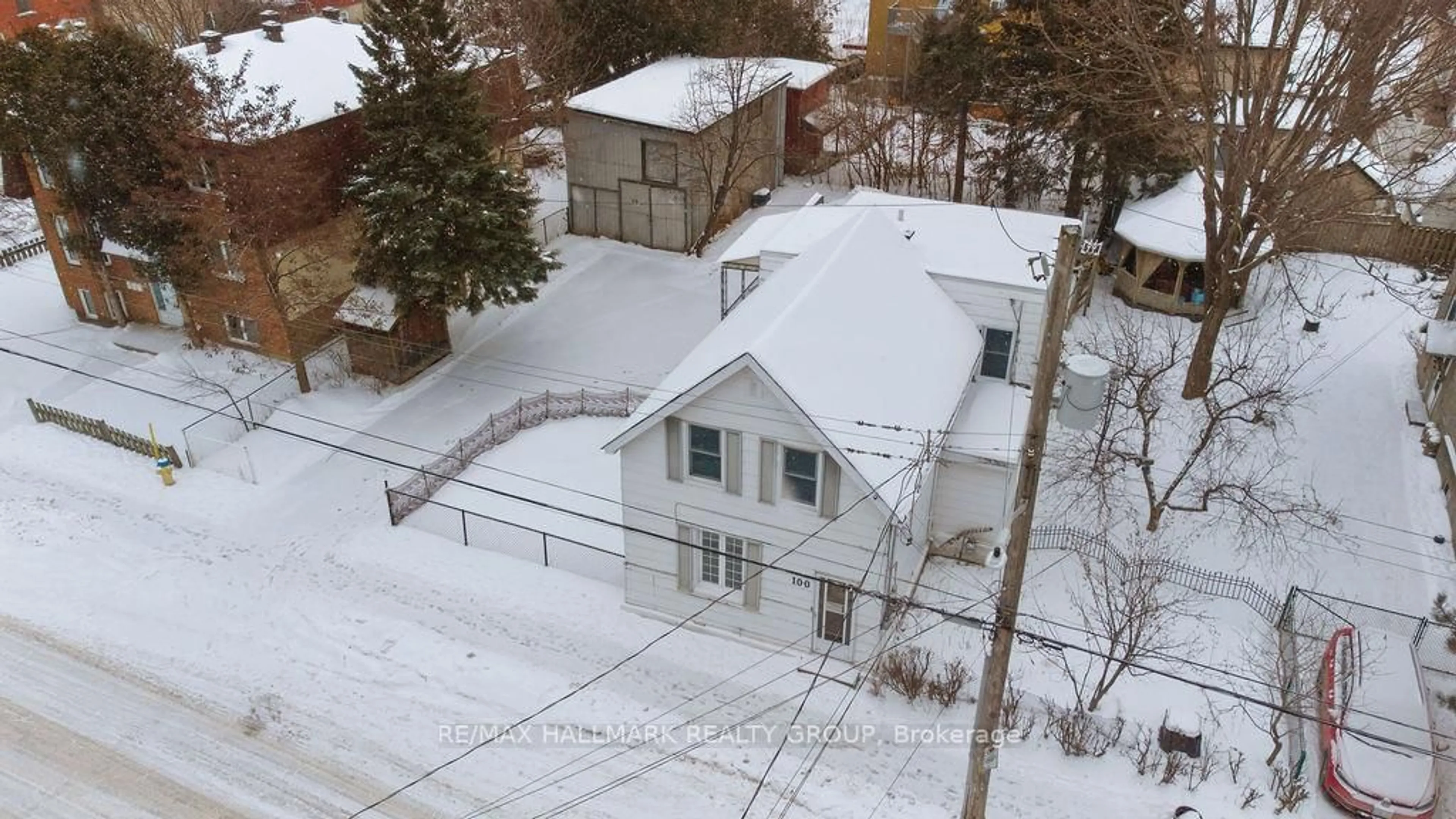 A pic from outside/outdoor area/front of a property/back of a property/a pic from drone, street for 100 Barrette St, Ottawa Ontario K1L 8A3