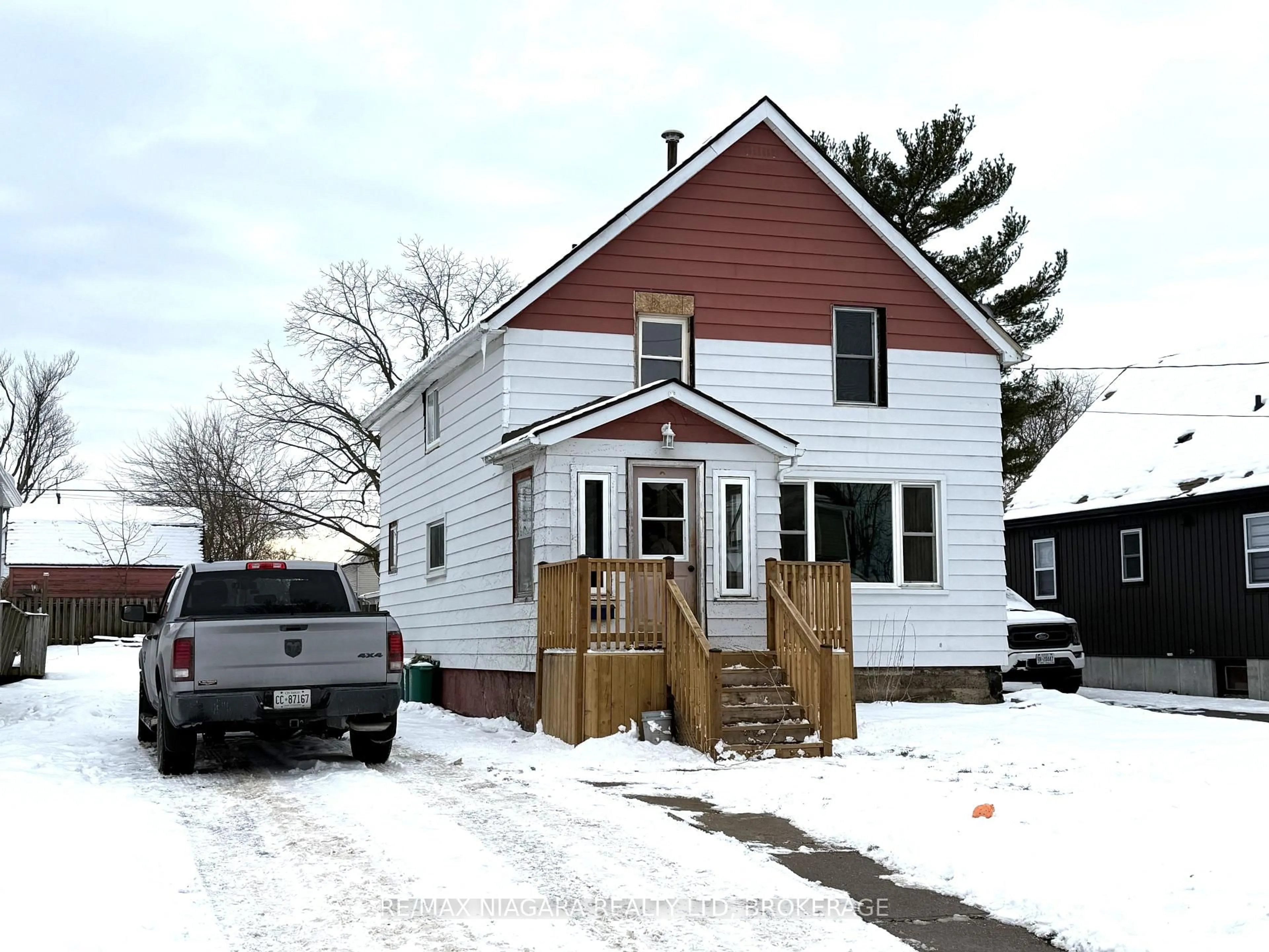 Home with vinyl exterior material, street for 351 Brock St, Fort Erie Ontario L2A 2X4
