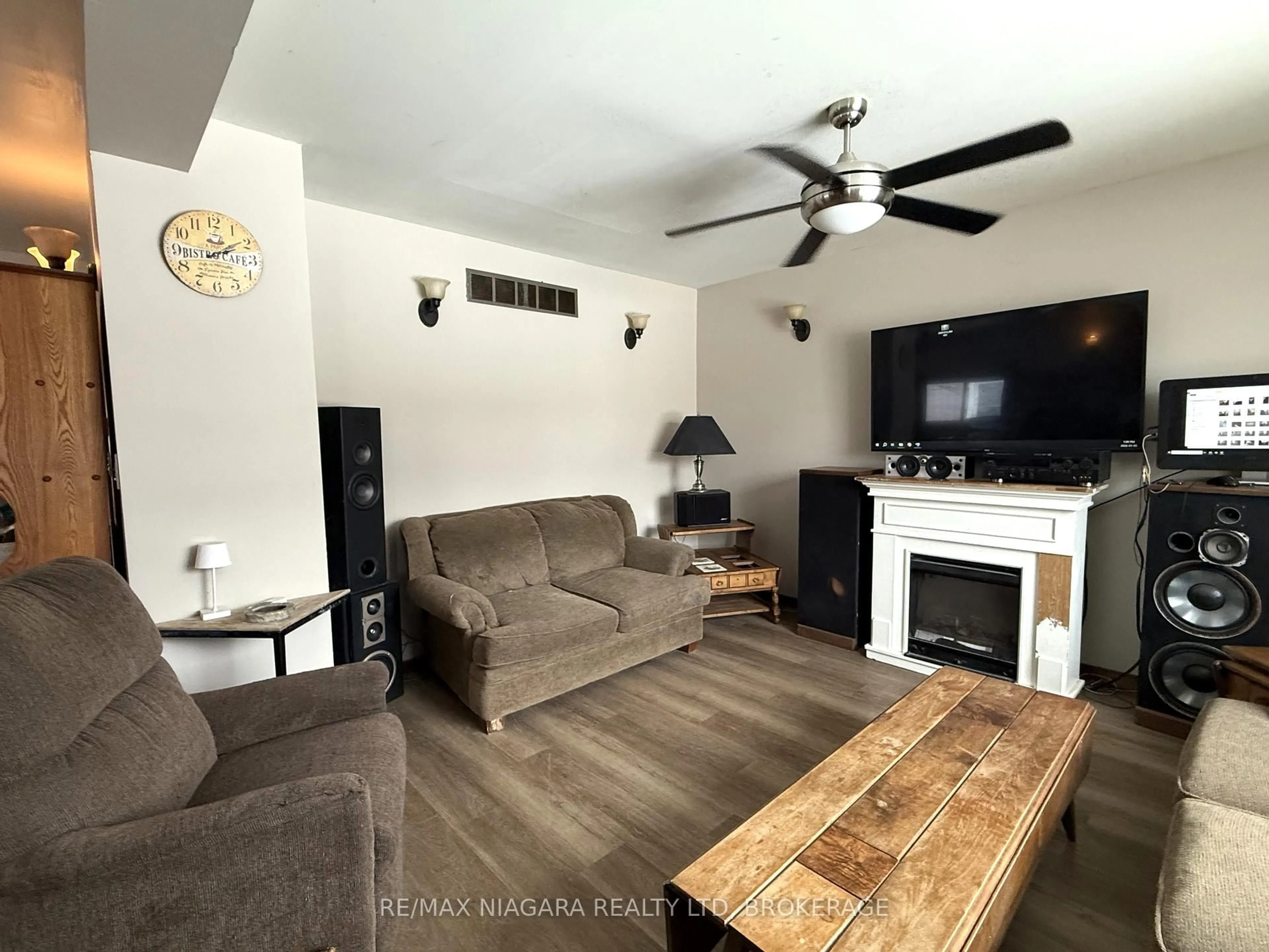 Living room with furniture, unknown for 351 Brock St, Fort Erie Ontario L2A 2X4