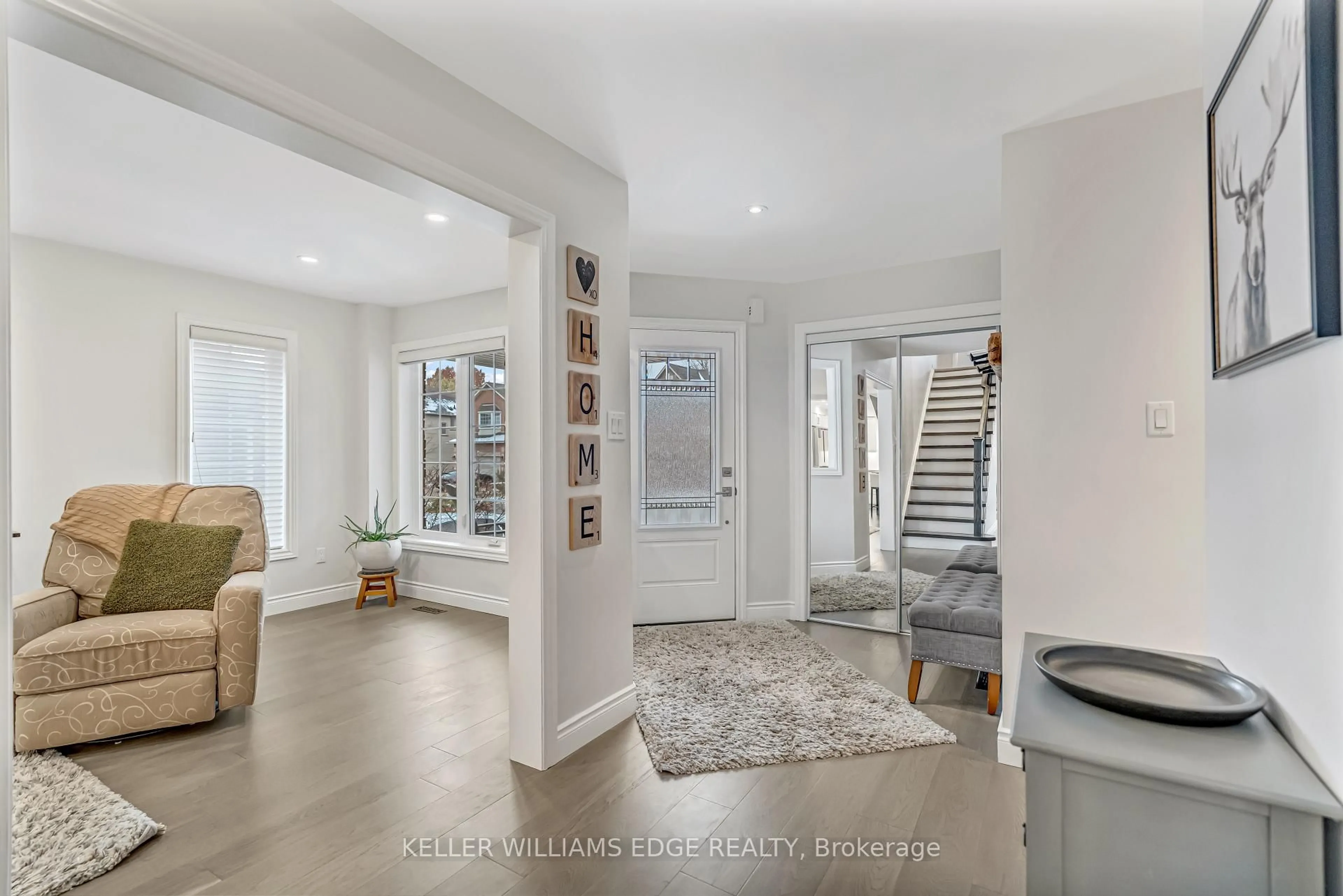 Indoor entryway for 8 Keewaydin St, Hamilton Ontario L8B 0K1