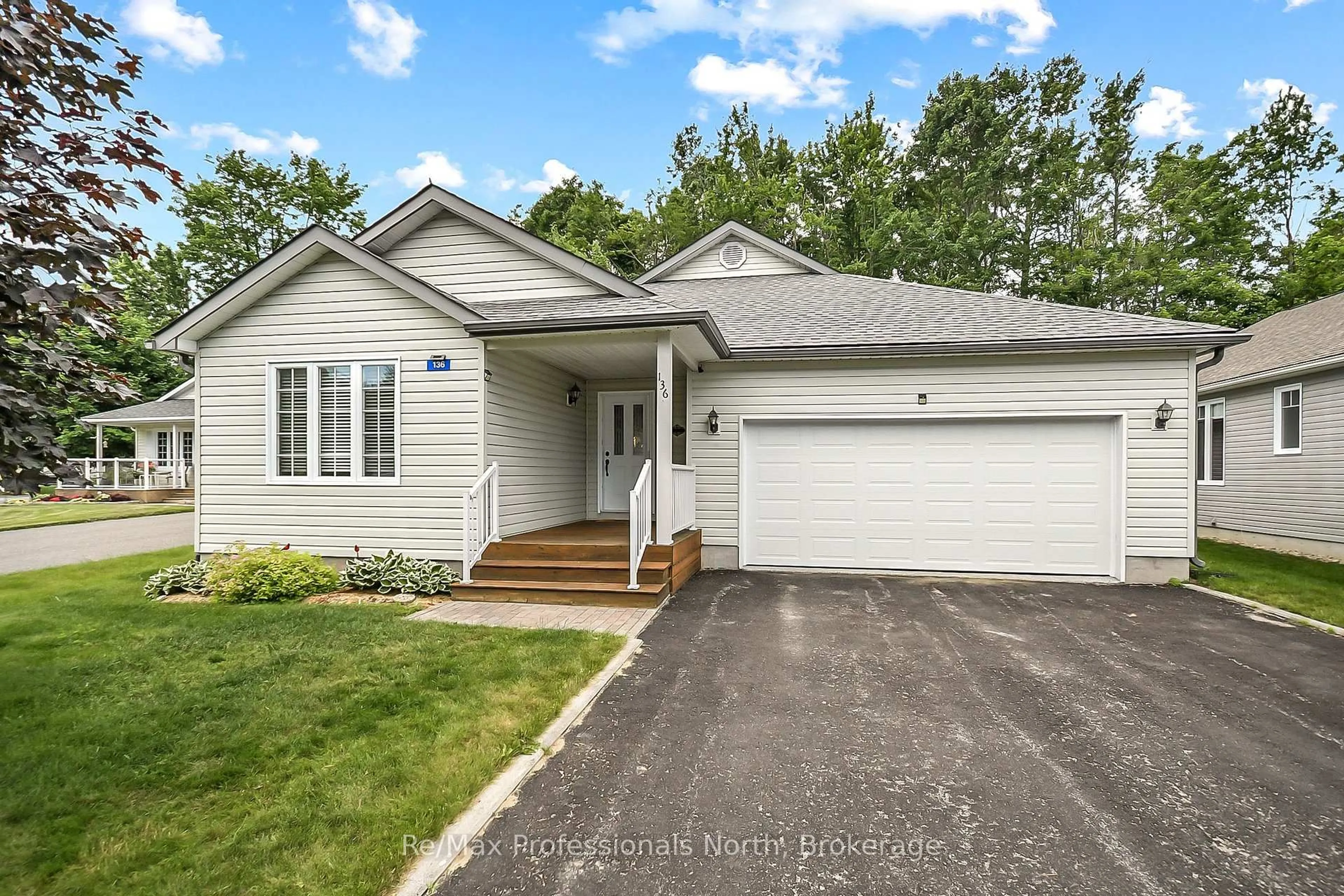 Home with vinyl exterior material, street for 136 Hedgewood Lane, Gravenhurst Ontario P1P 1Z4