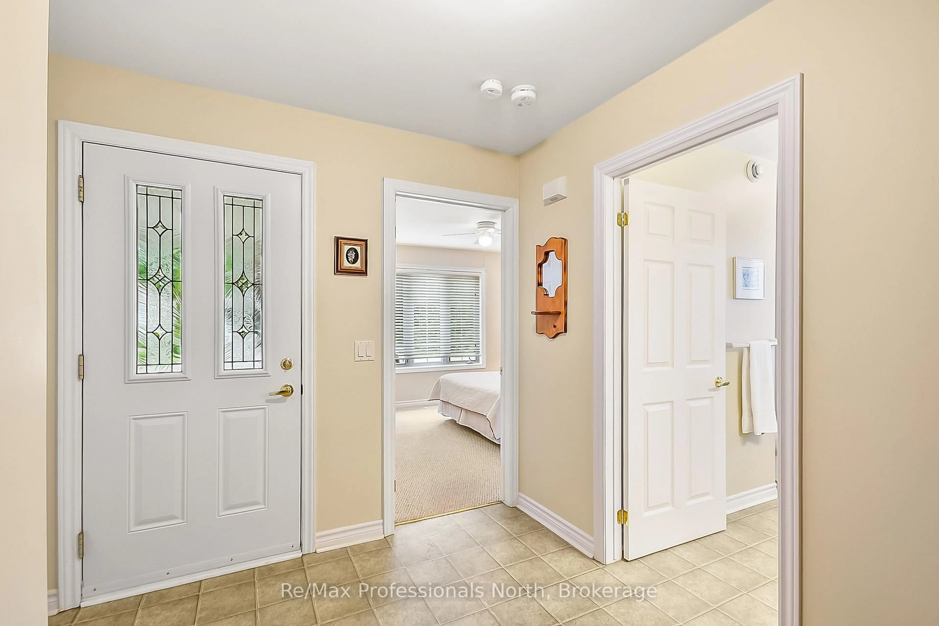 Indoor entryway for 136 Hedgewood Lane, Gravenhurst Ontario P1P 1Z4