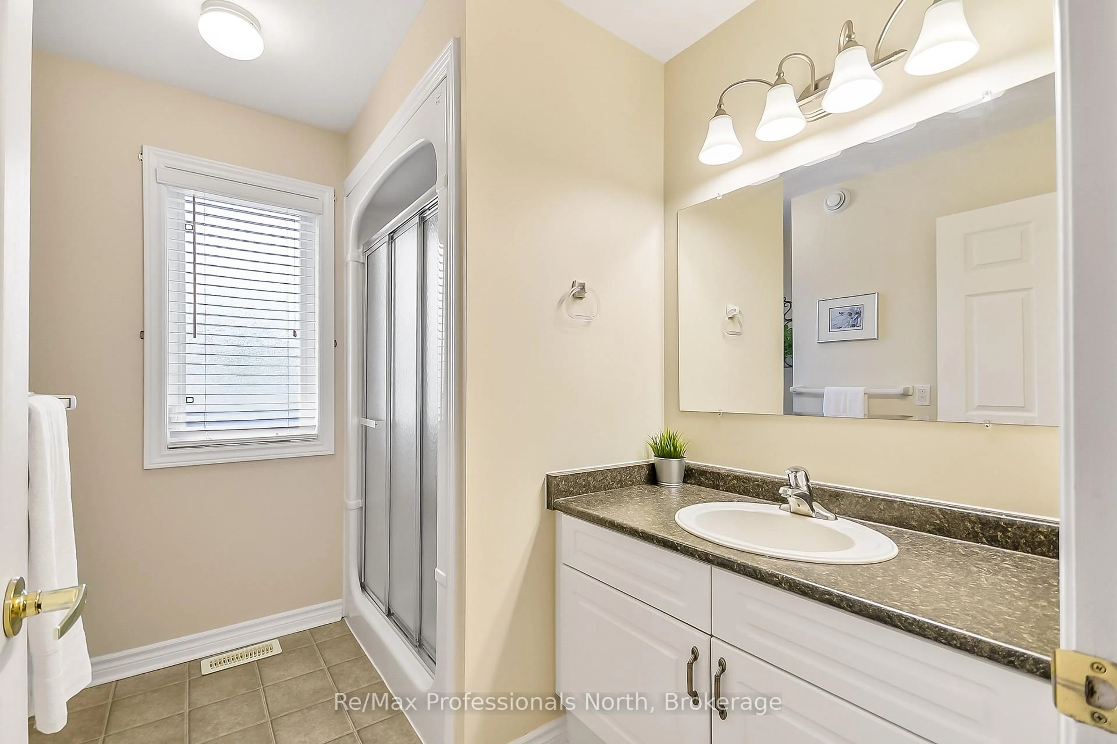 Standard bathroom, ceramic/tile floor for 136 Hedgewood Lane, Gravenhurst Ontario P1P 1Z4