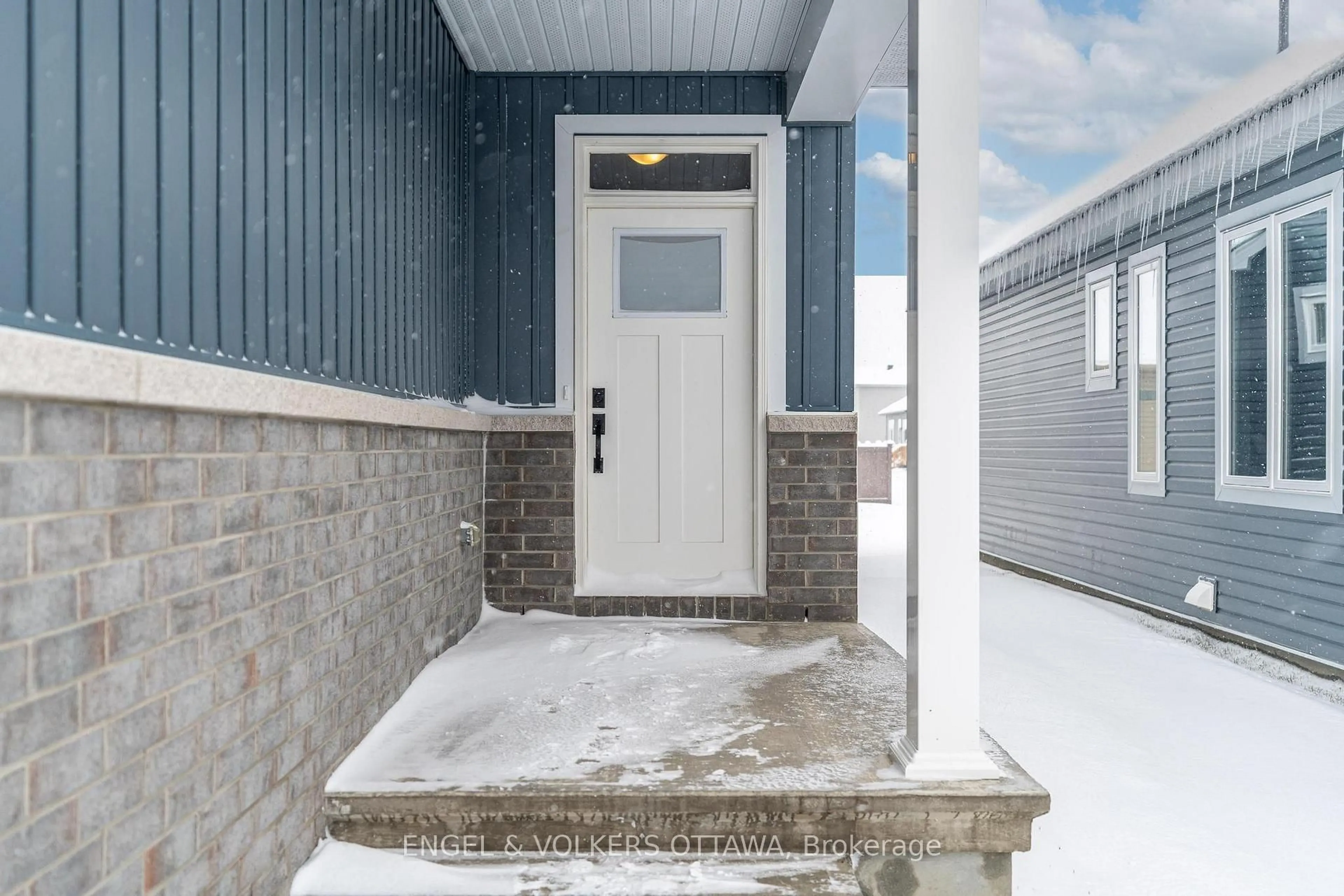 Indoor entryway for 683 Fisher St, North Grenville Ontario K0G 1J0