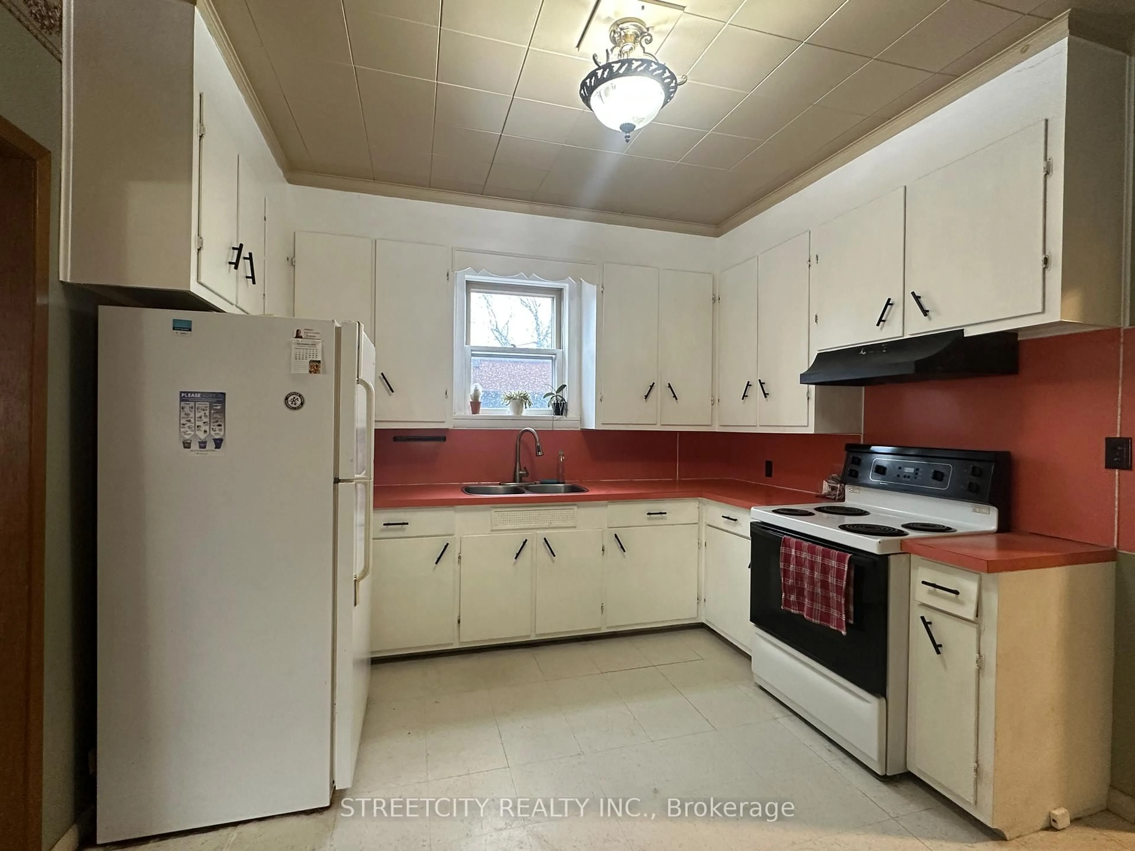 Standard kitchen, unknown for 305 St Clair St, Chatham-Kent Ontario N7L 3J8