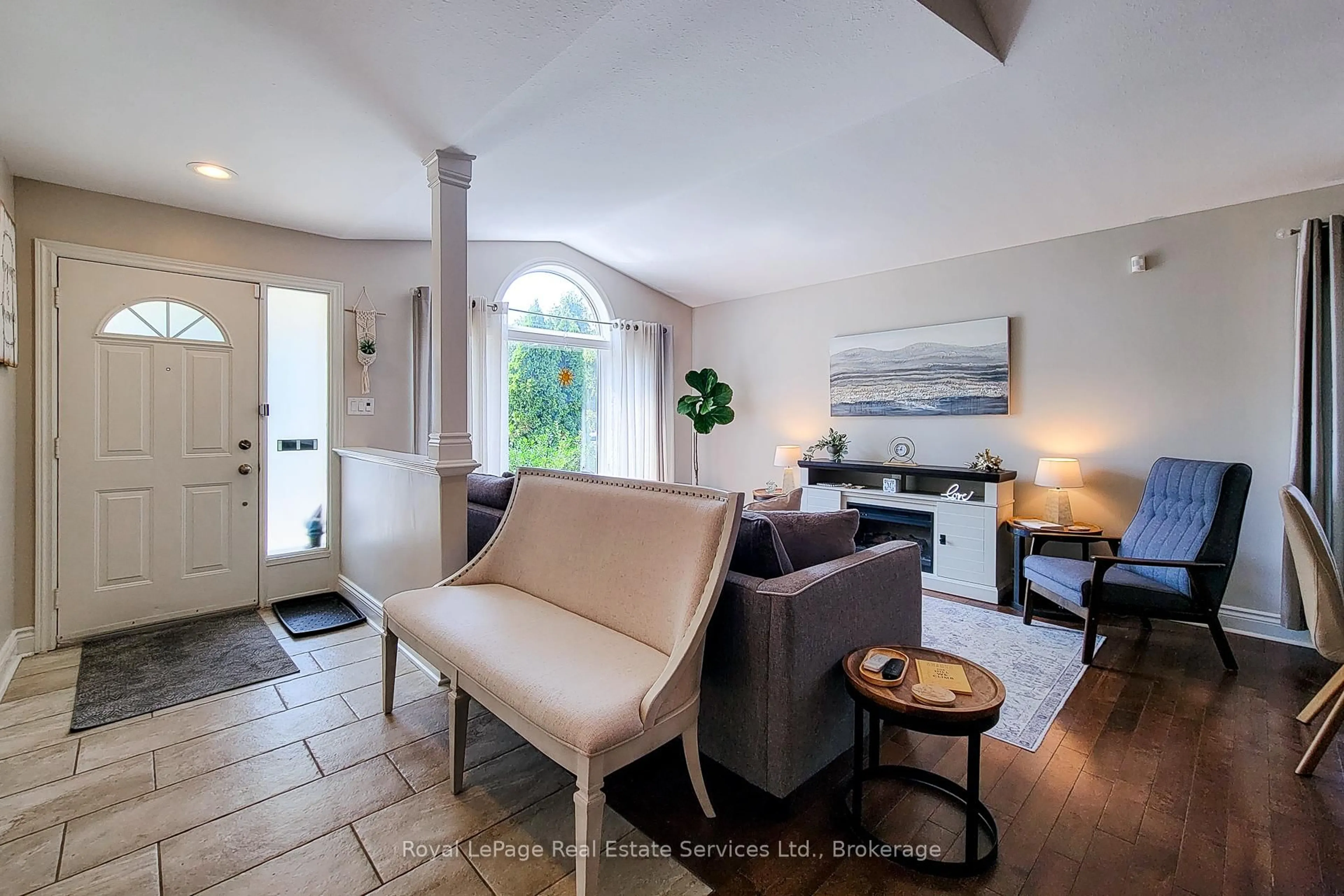 Living room with furniture, ceramic/tile floor for 8111 Woodsview Cres, Niagara Falls Ontario L2H 3G3