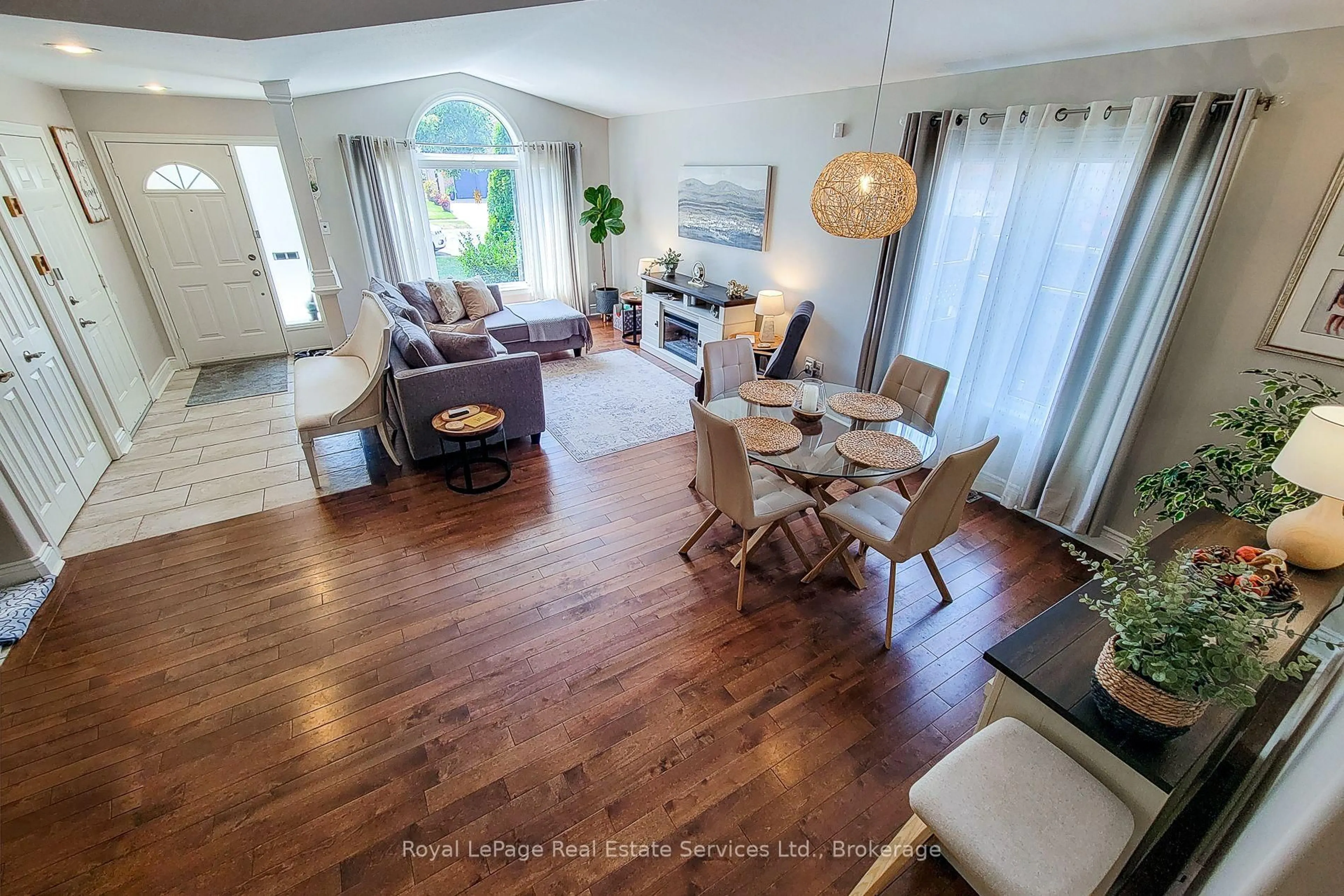 Living room with furniture, wood/laminate floor for 8111 Woodsview Cres, Niagara Falls Ontario L2H 3G3