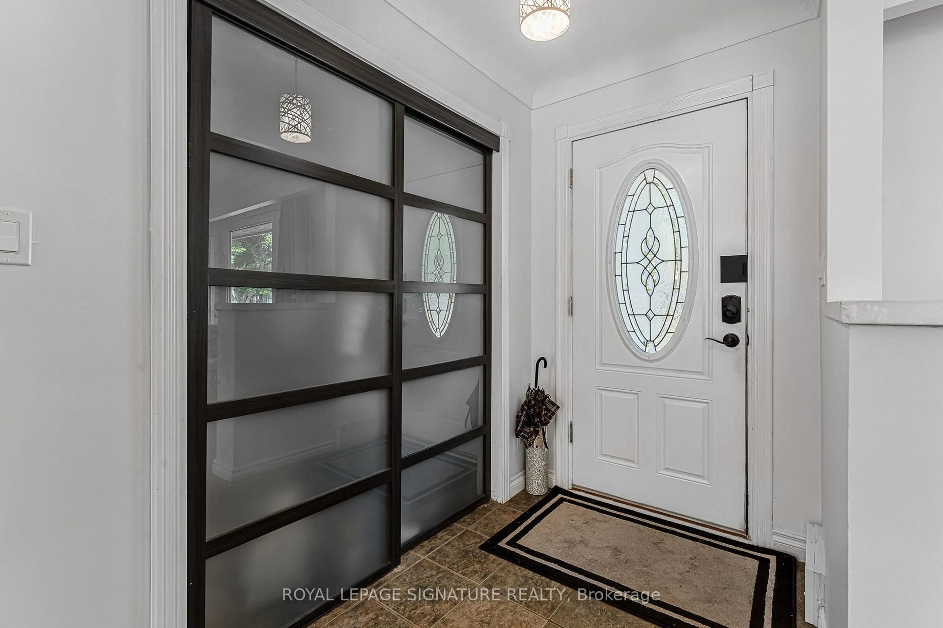 Indoor entryway for 7210 Woodington Rd, Niagara Falls Ontario L2J 2C3