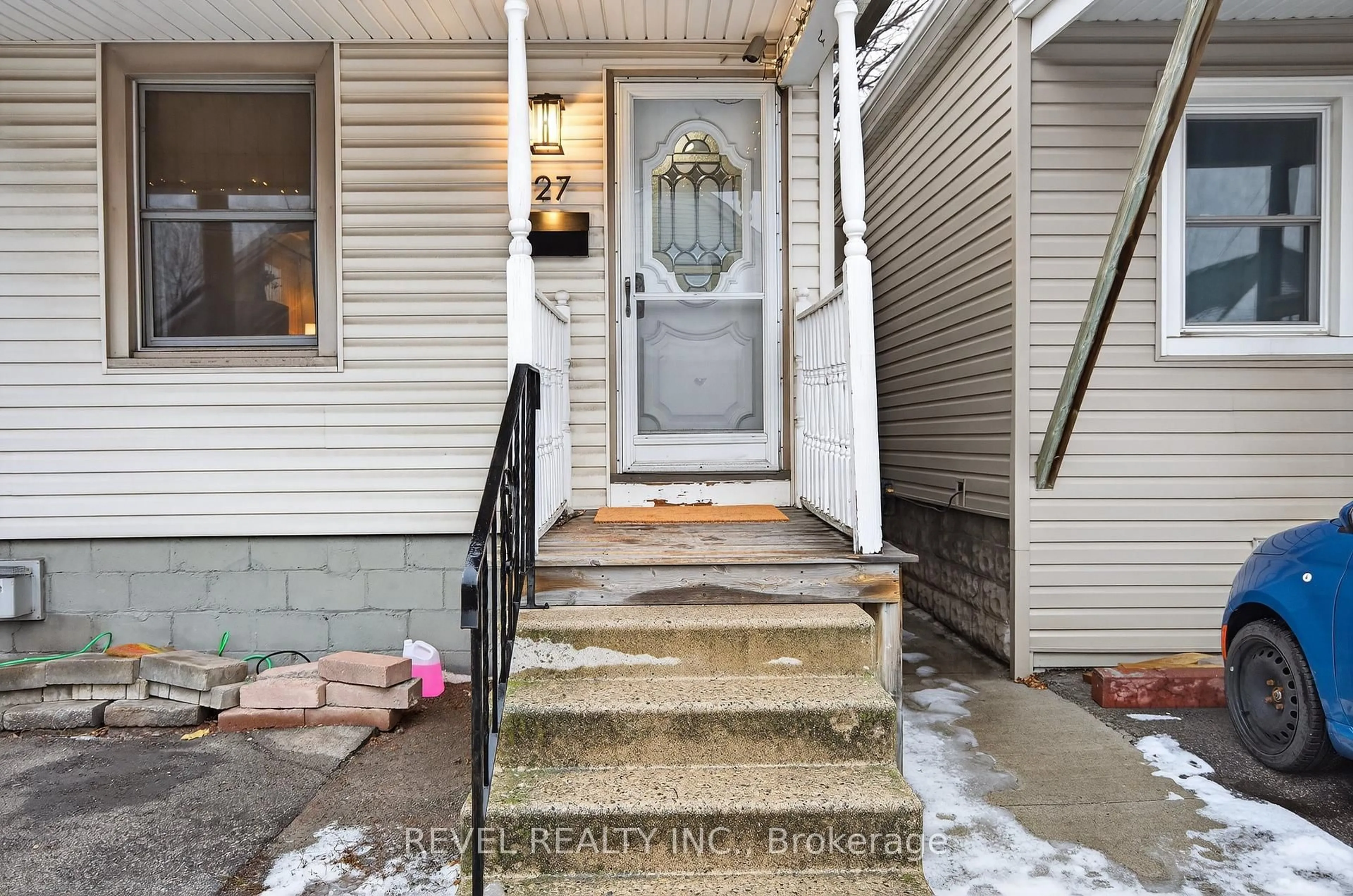 Indoor entryway for 27 Mayflower Ave, Hamilton Ontario L8L 2K5
