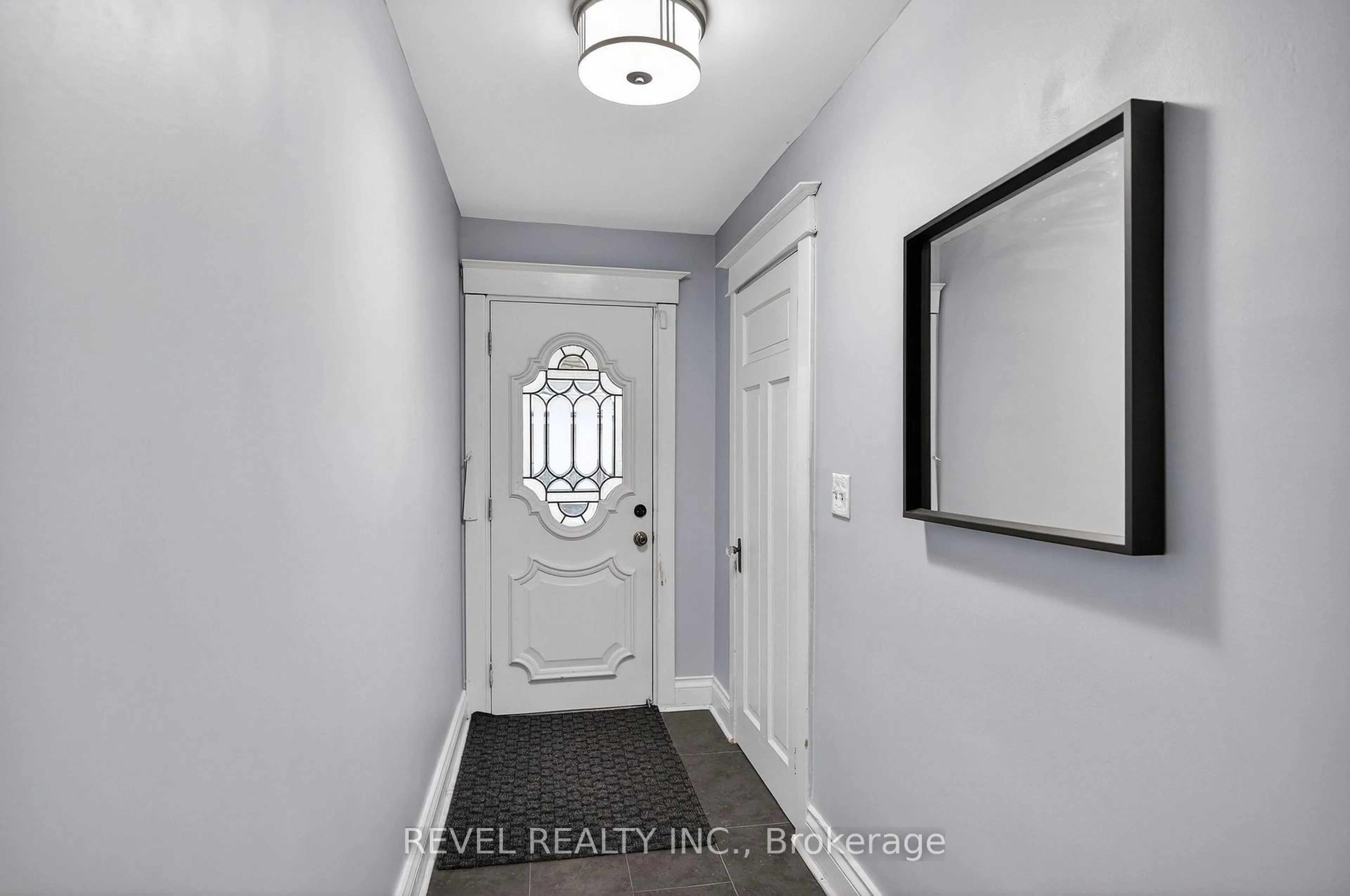 Indoor entryway for 27 Mayflower Ave, Hamilton Ontario L8L 2K5