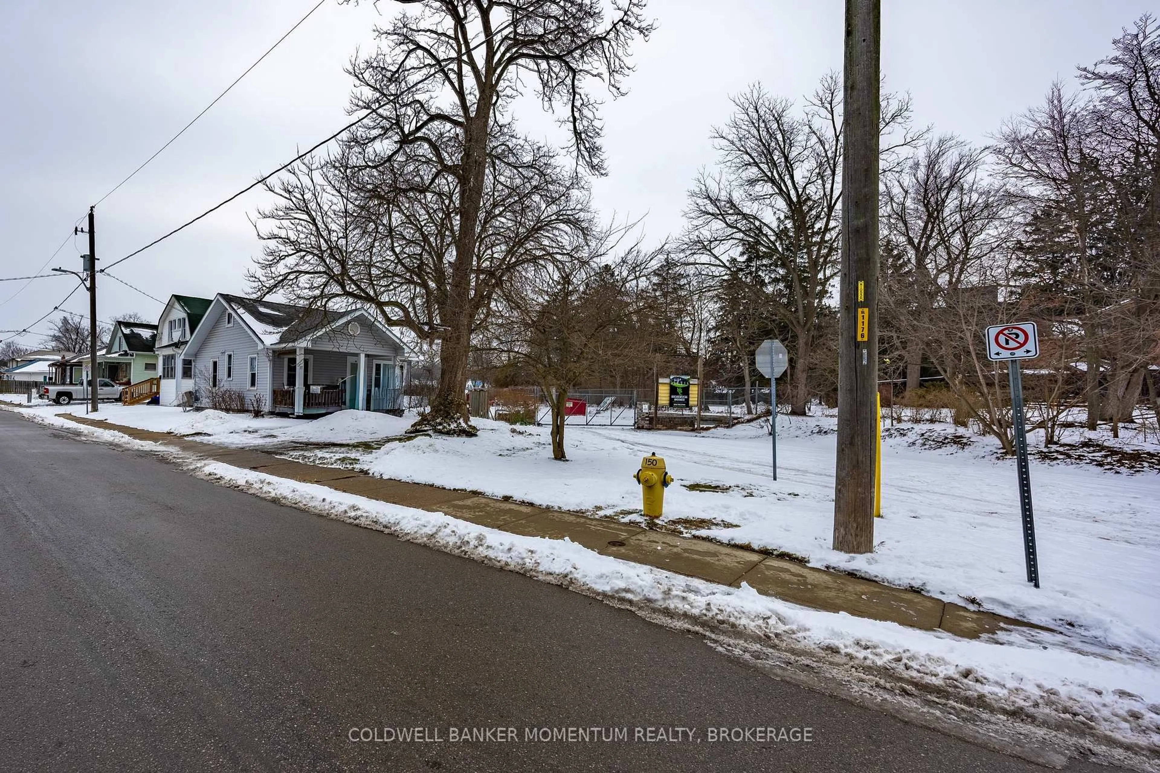 Blurry image for 17 James St, Norfolk Ontario N3Y 1E1