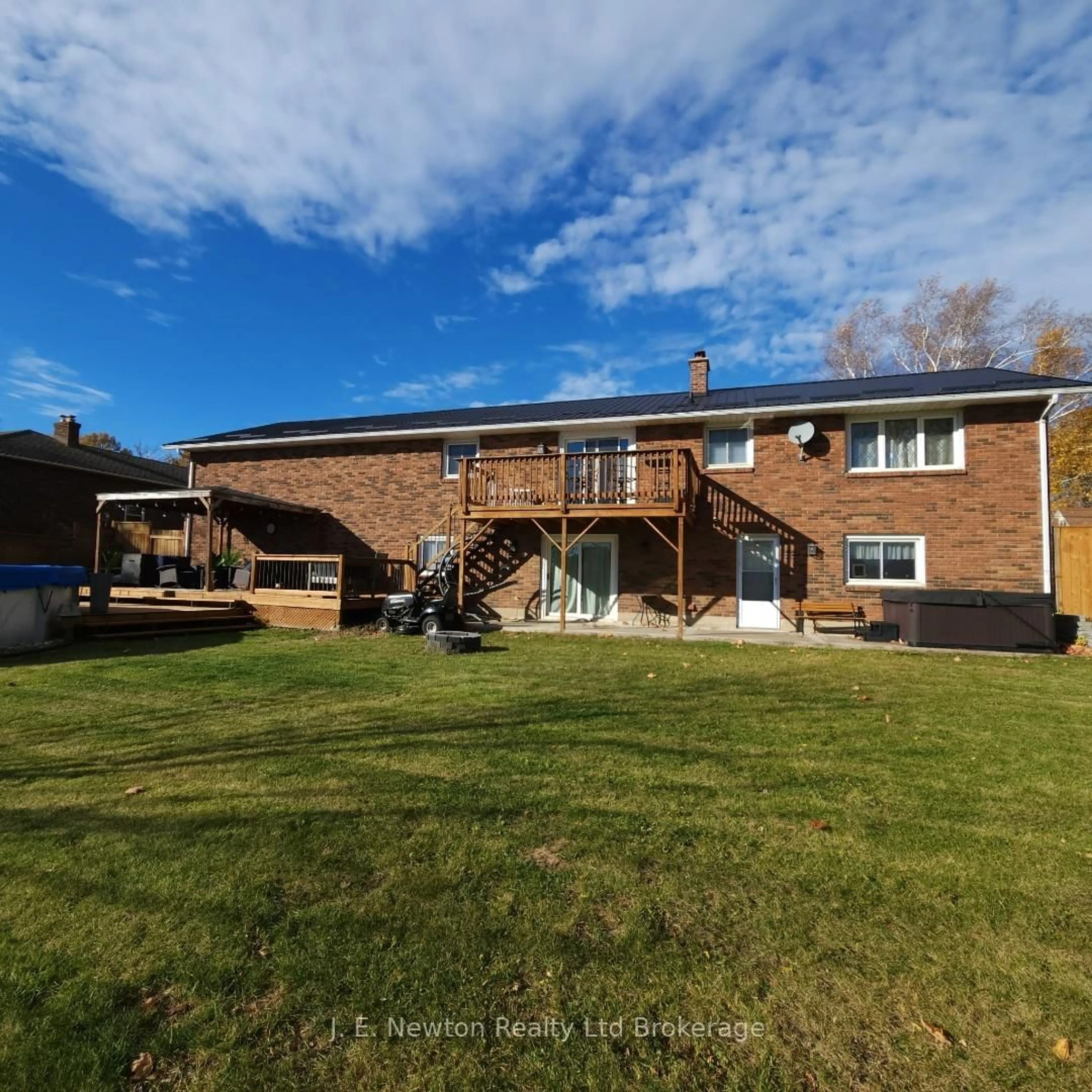 A pic from outside/outdoor area/front of a property/back of a property/a pic from drone, water/lake/river/ocean view for 39 North St, Tillsonburg Ontario N4G 1B9