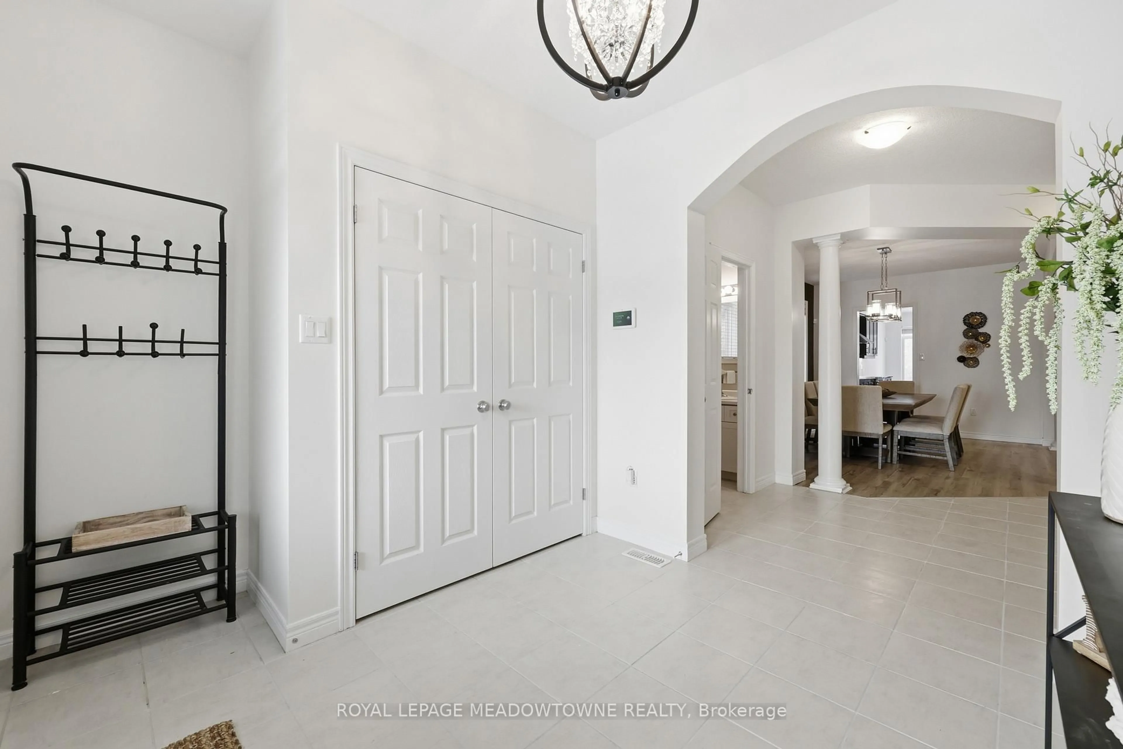 Indoor entryway for 63 Westra Dr, Guelph Ontario N1K 0B5