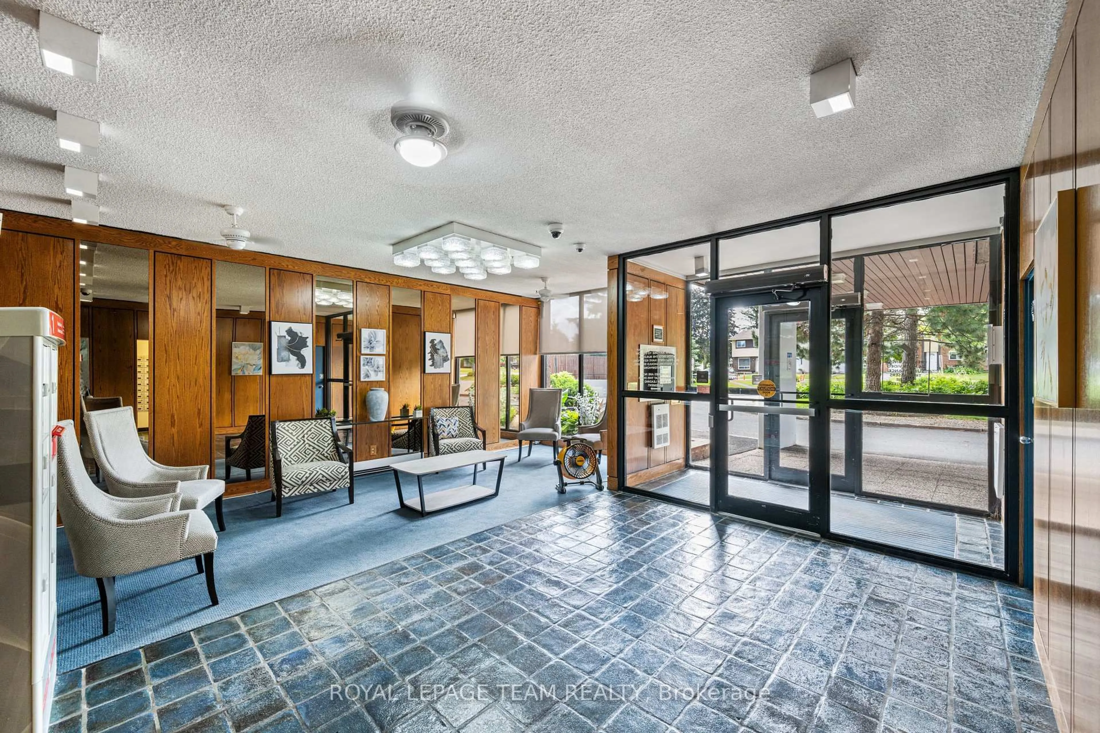 Indoor foyer for 1285 Cahill Dr #1607, Ottawa Ontario K1V 9A7