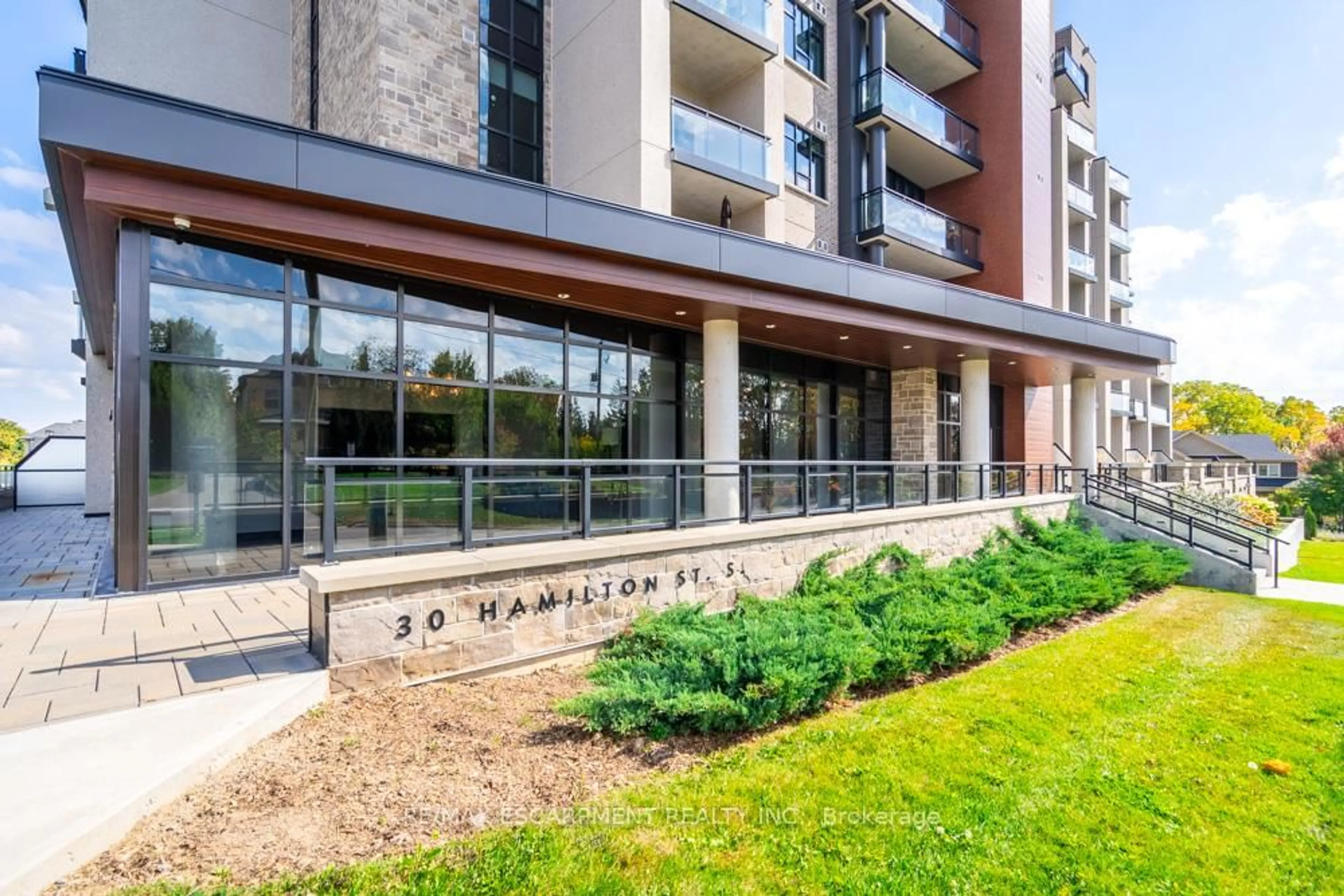 Patio, building for 30 Hamilton St #305, Hamilton Ontario L8B 1V8