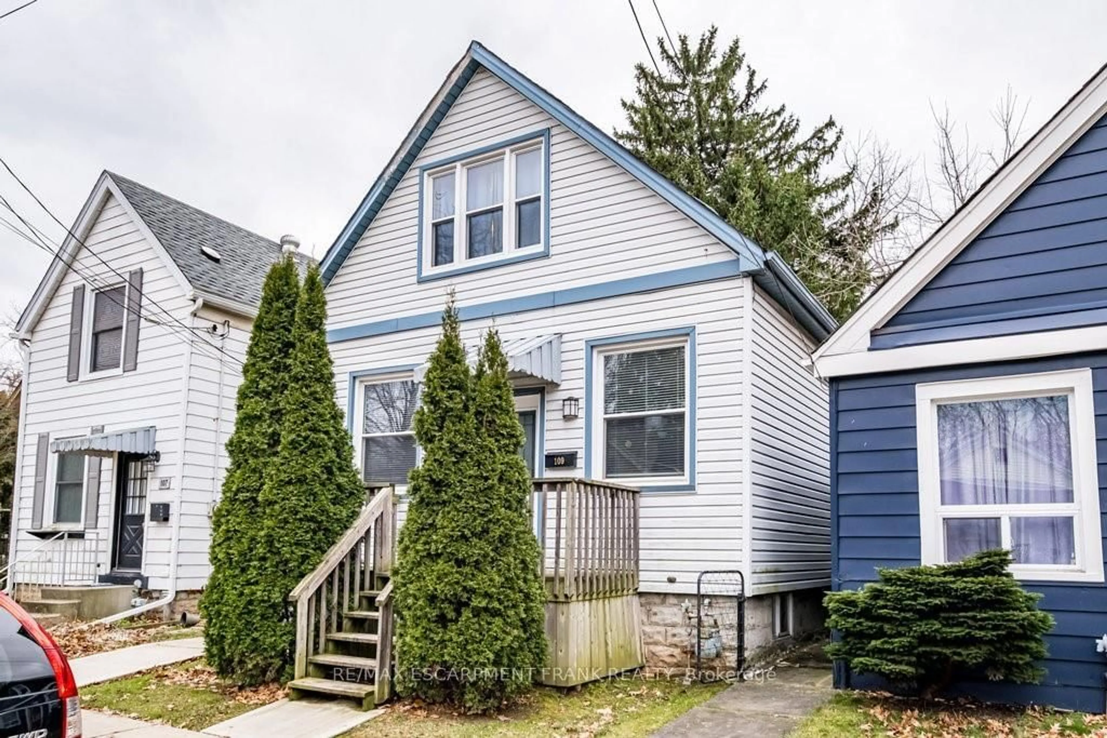 Home with vinyl exterior material, street for 109 ROYAL Ave, Hamilton Ontario L8S 2C6