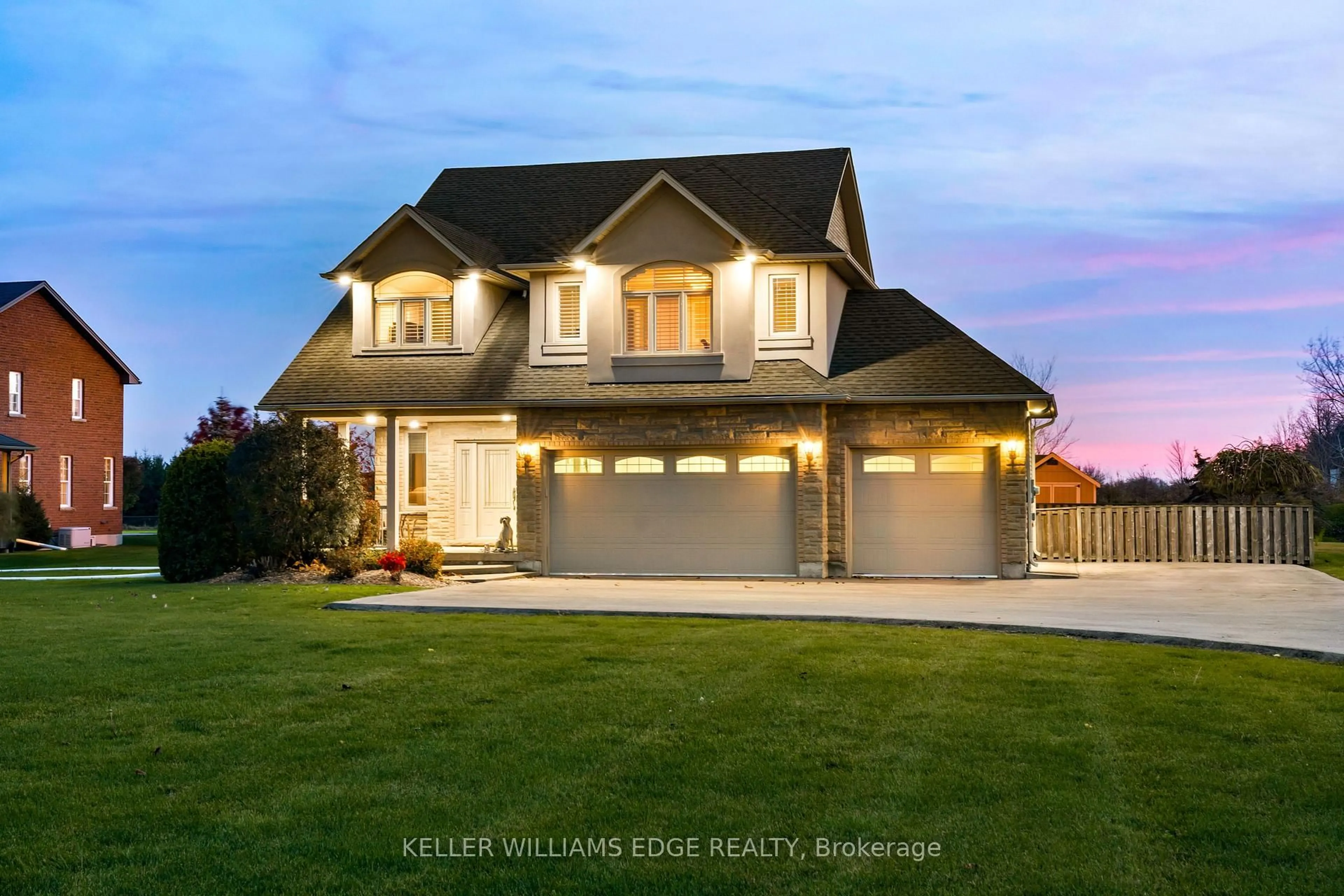 Home with vinyl exterior material, water/lake/river/ocean view for 8036 Sheridan Crt, Grimsby Ontario L0R 1M0