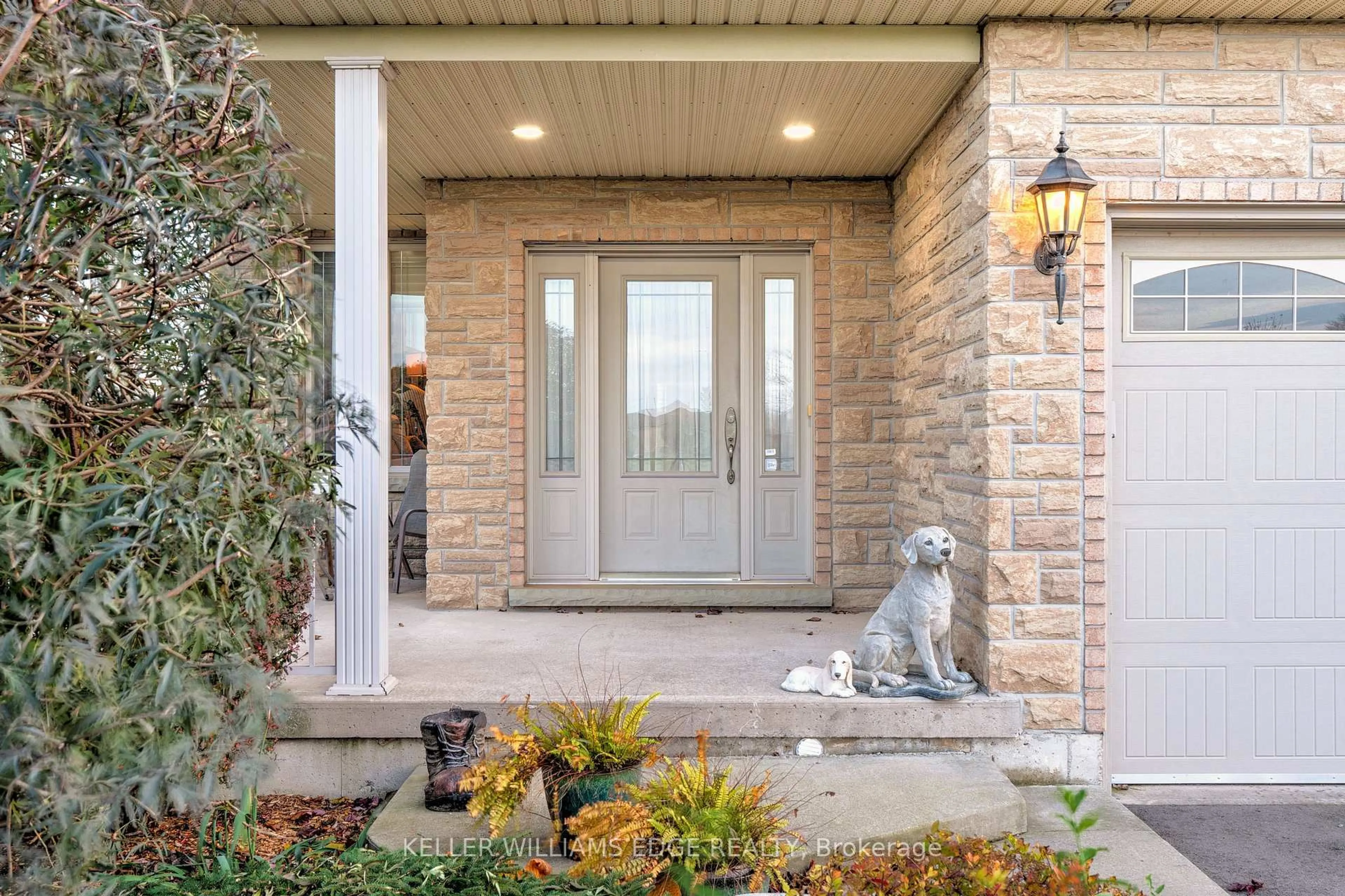Indoor entryway for 8036 Sheridan Crt, Grimsby Ontario L0R 1M0
