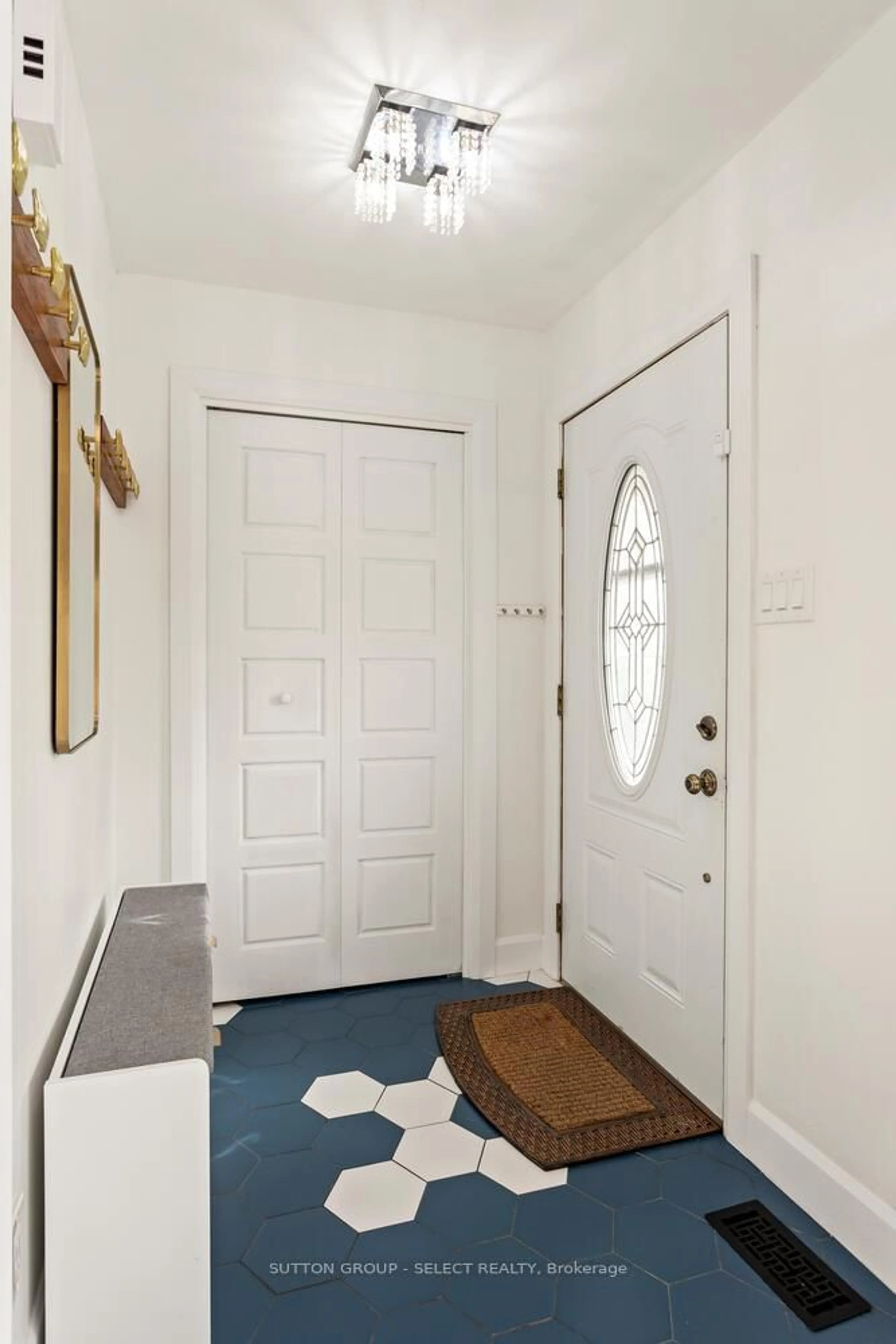 Indoor entryway for 20 Lochern Rd, London South Ontario N5Z 4L6