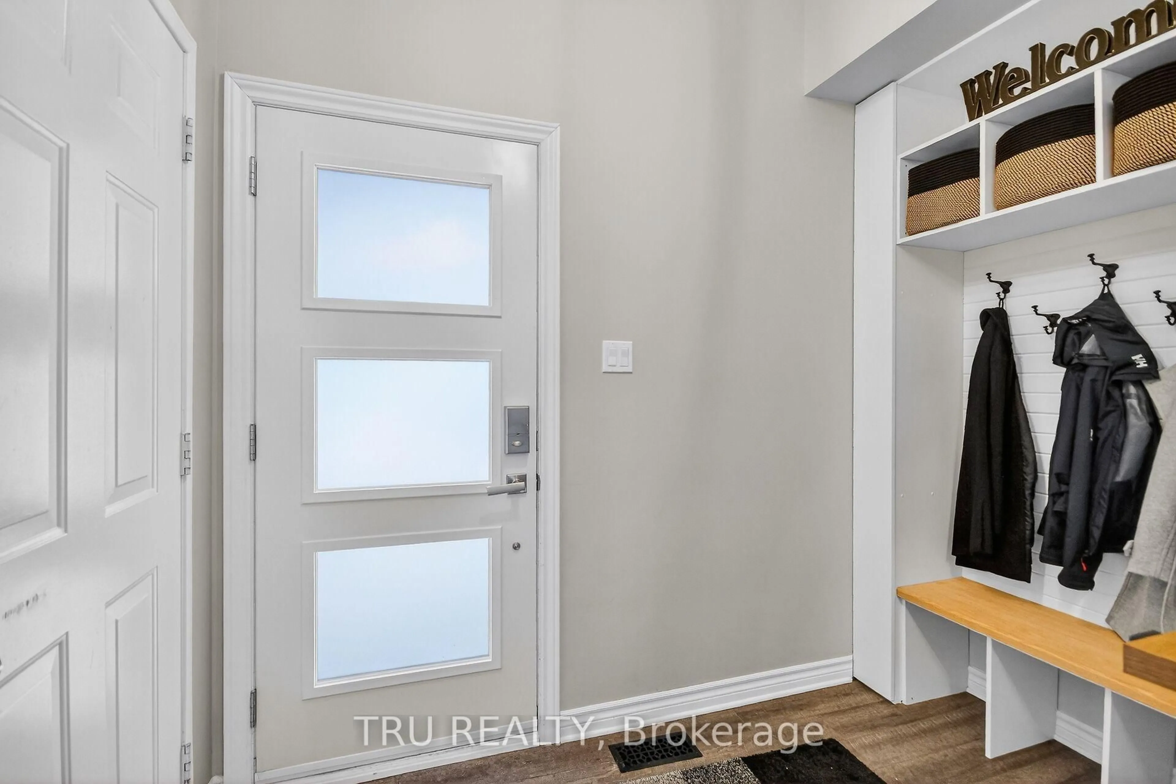 Indoor entryway for 2190 Lavoie St, Ottawa Ontario K4A 4W2