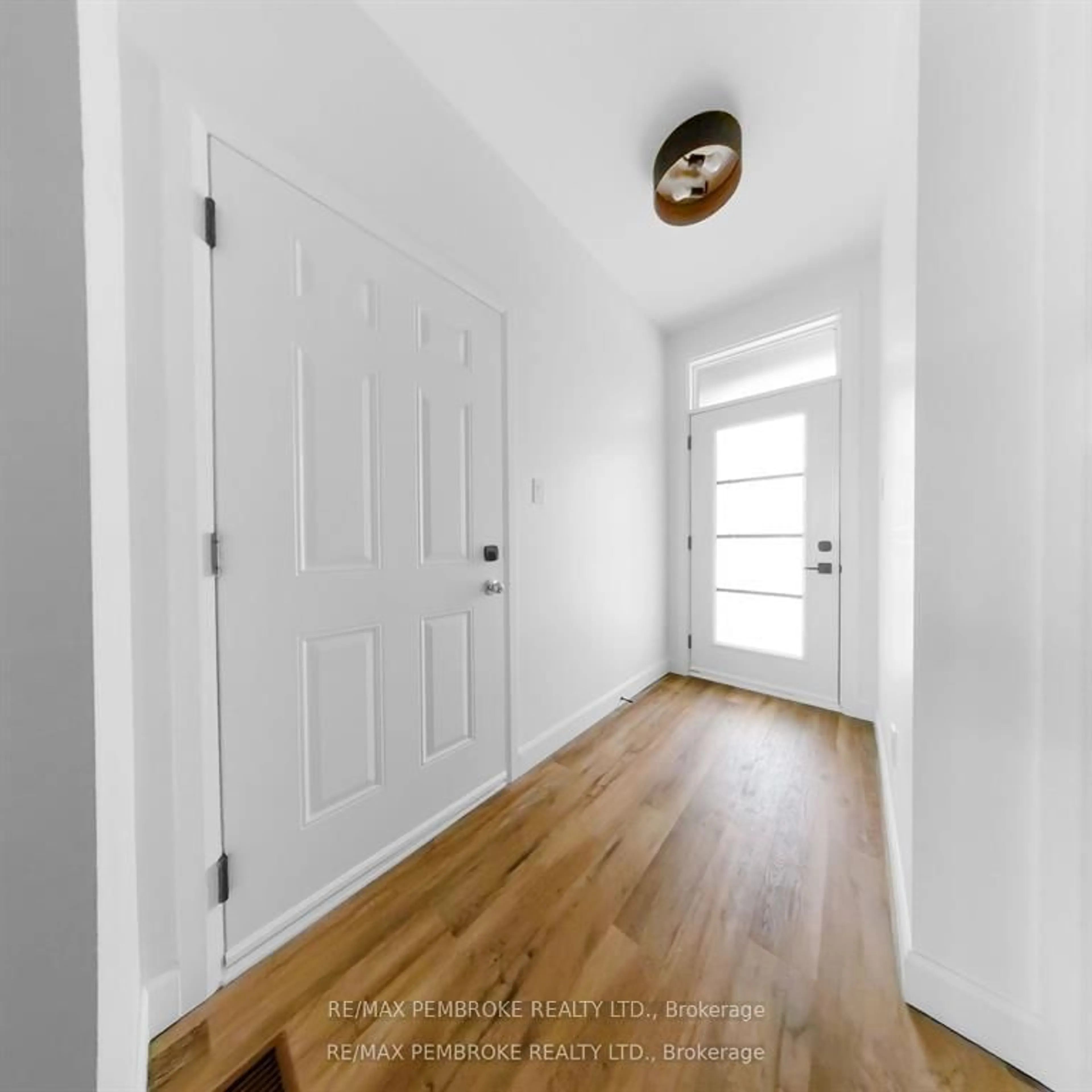 Indoor entryway for 11 NORTHBROOK St, Petawawa Ontario K8H 3N4