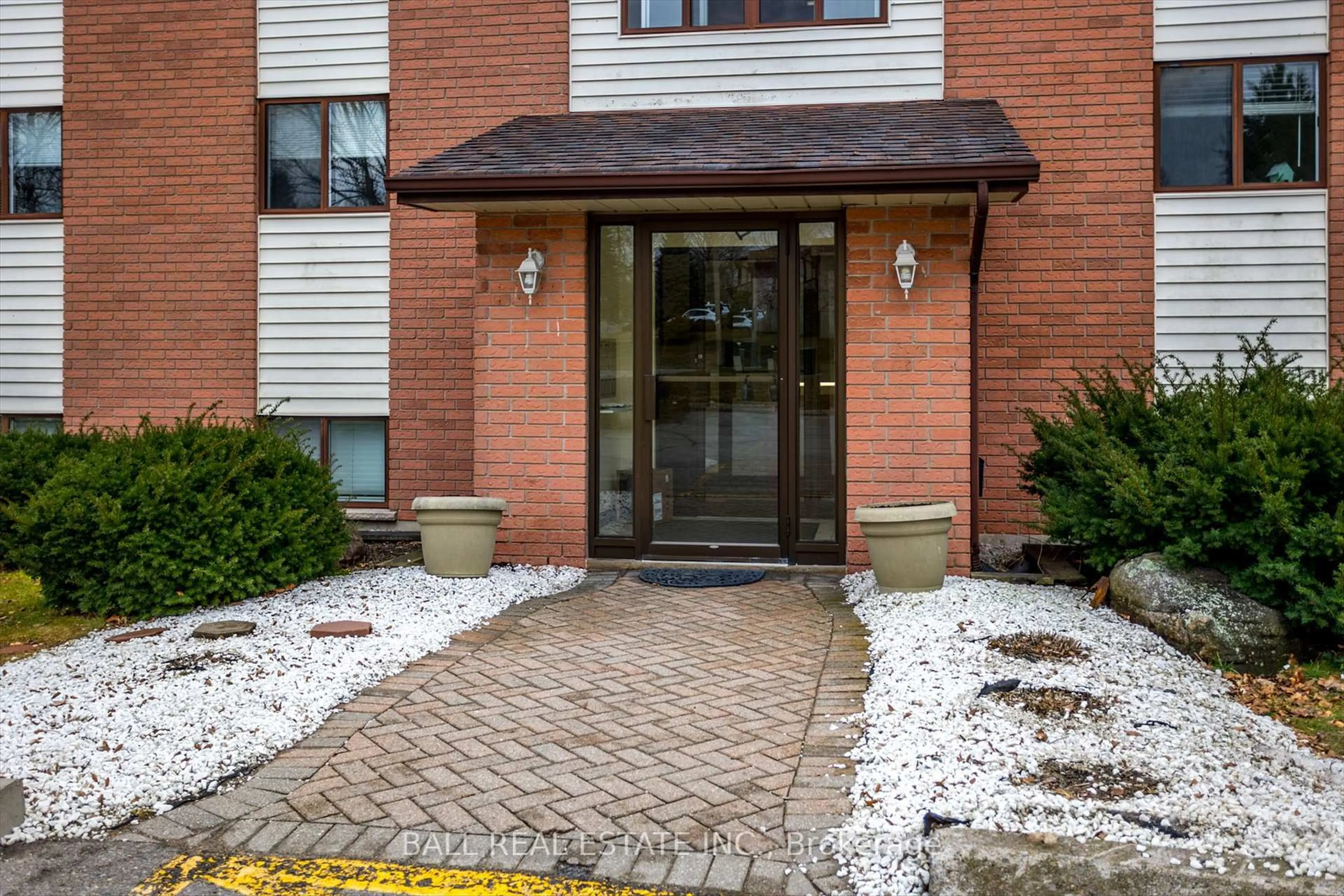 Indoor foyer for 1429 Clearview Dr #304, Peterborough Ontario K9K 1X8