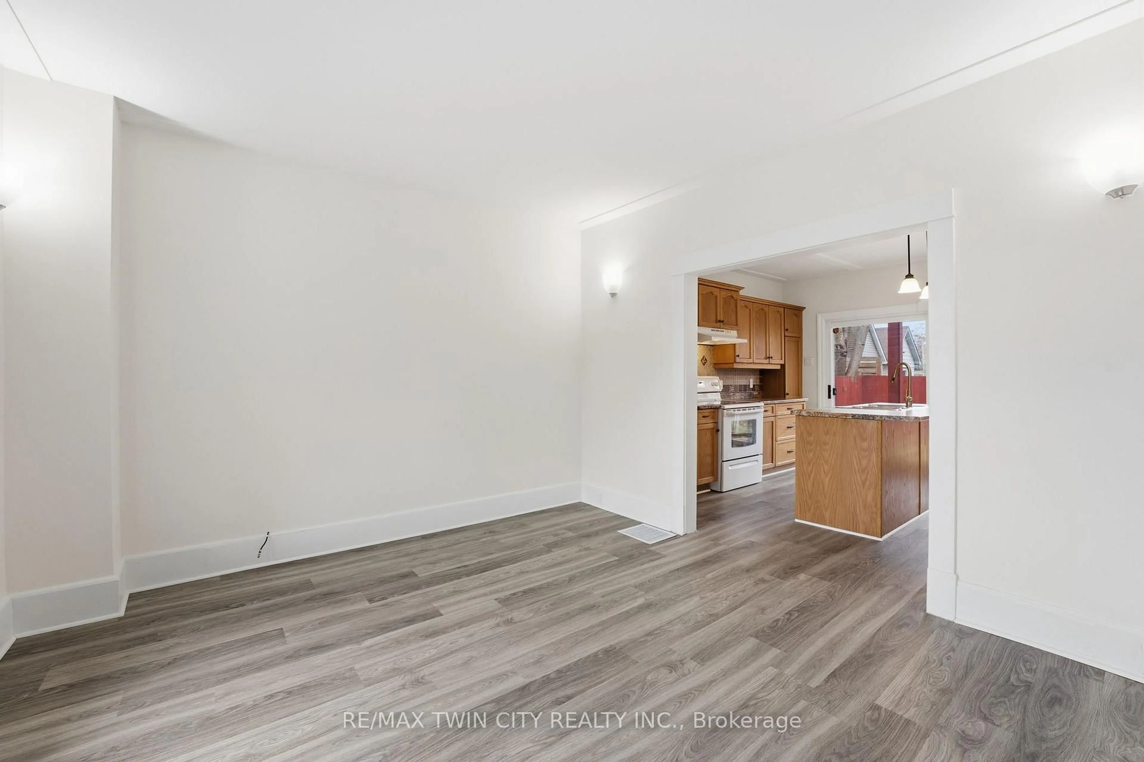 Unknown for 12 St James St, Brantford Ontario N3T 3Z5