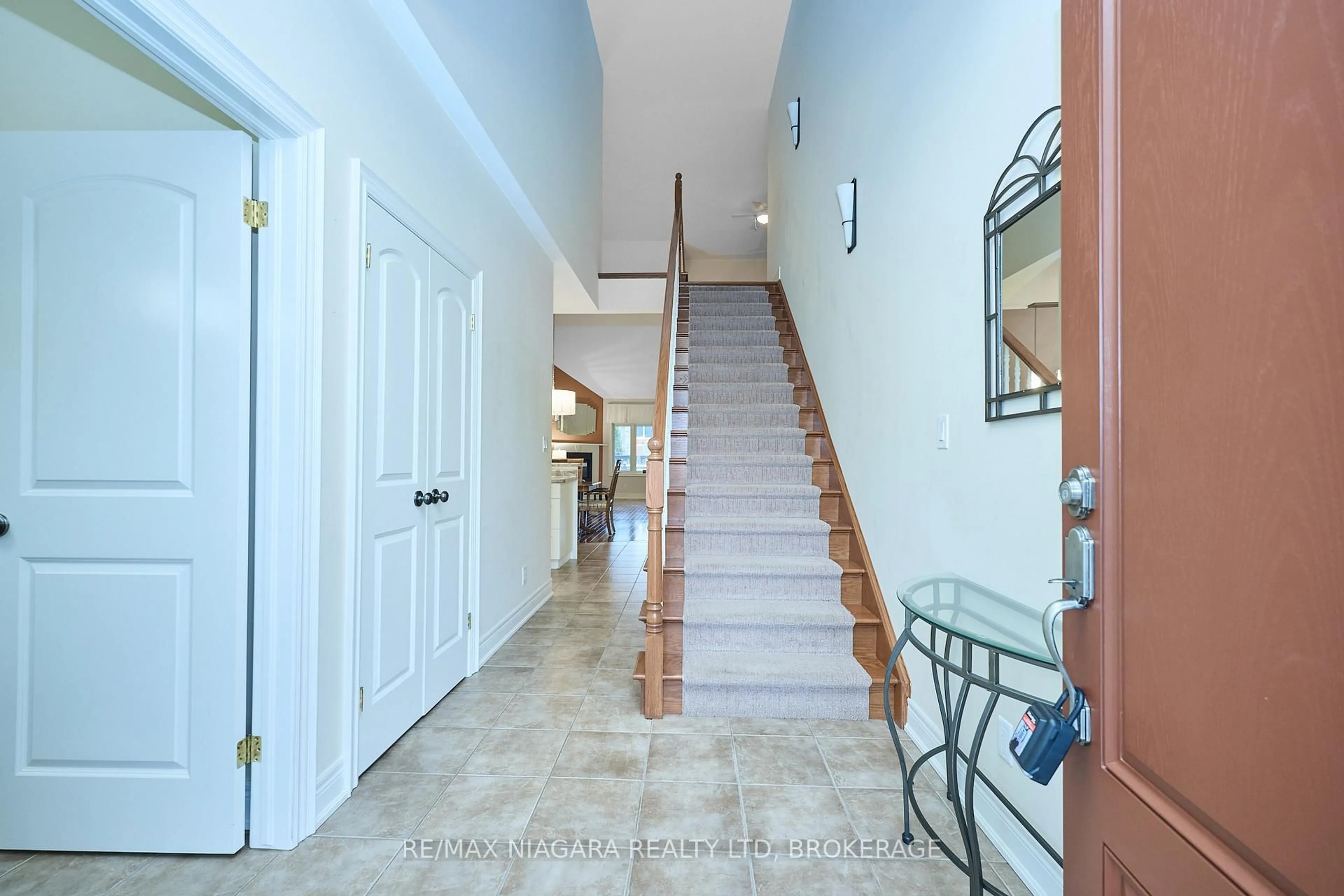 Indoor foyer for 14 Emerald Common #7, St. Catharines Ontario L2M 1R8