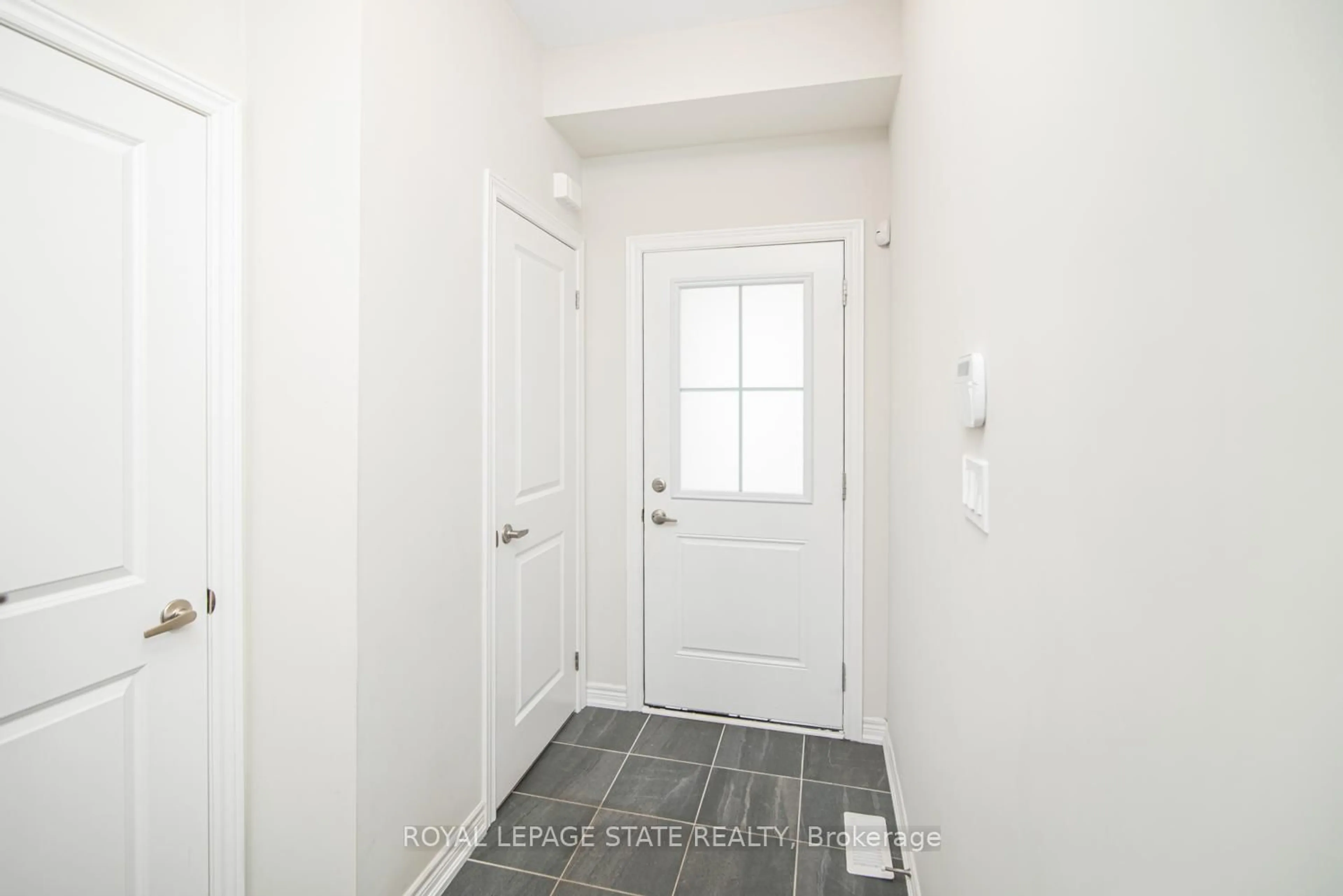 Indoor entryway for 8 Mia Dr, Hamilton Ontario L9B 0K1