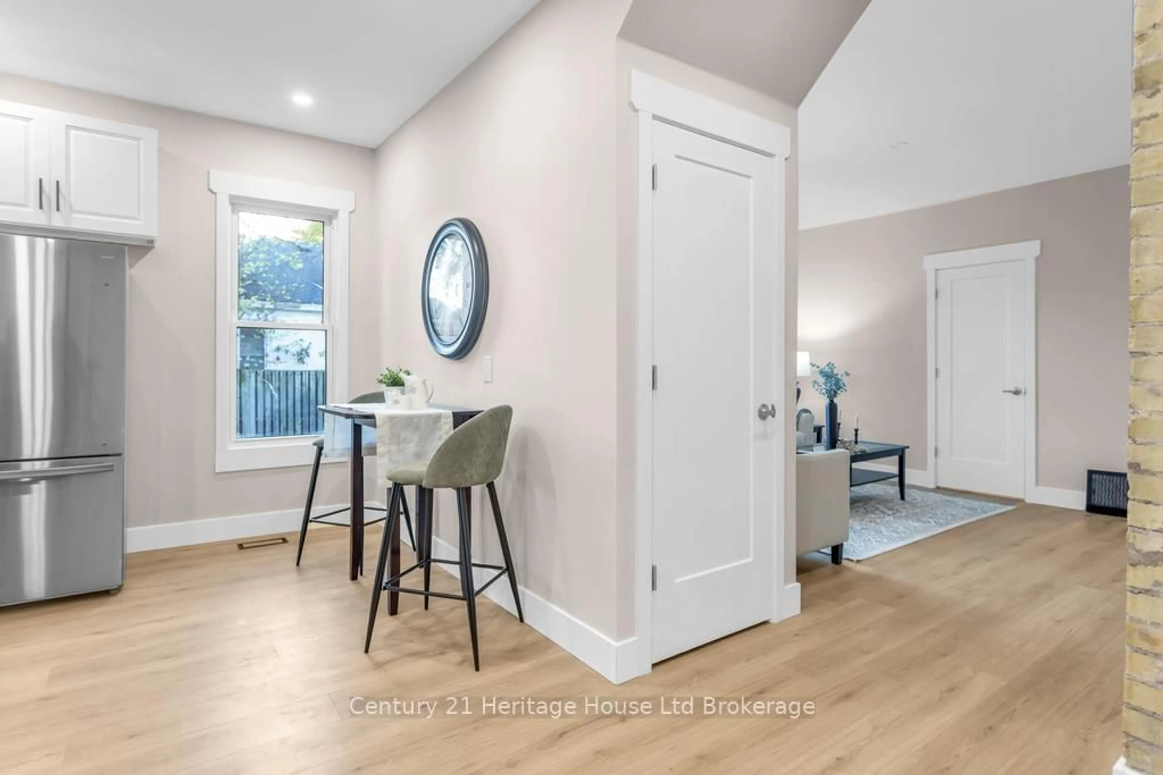 Indoor entryway for 209 Victoria St, Ingersoll Ontario N5C 2N2