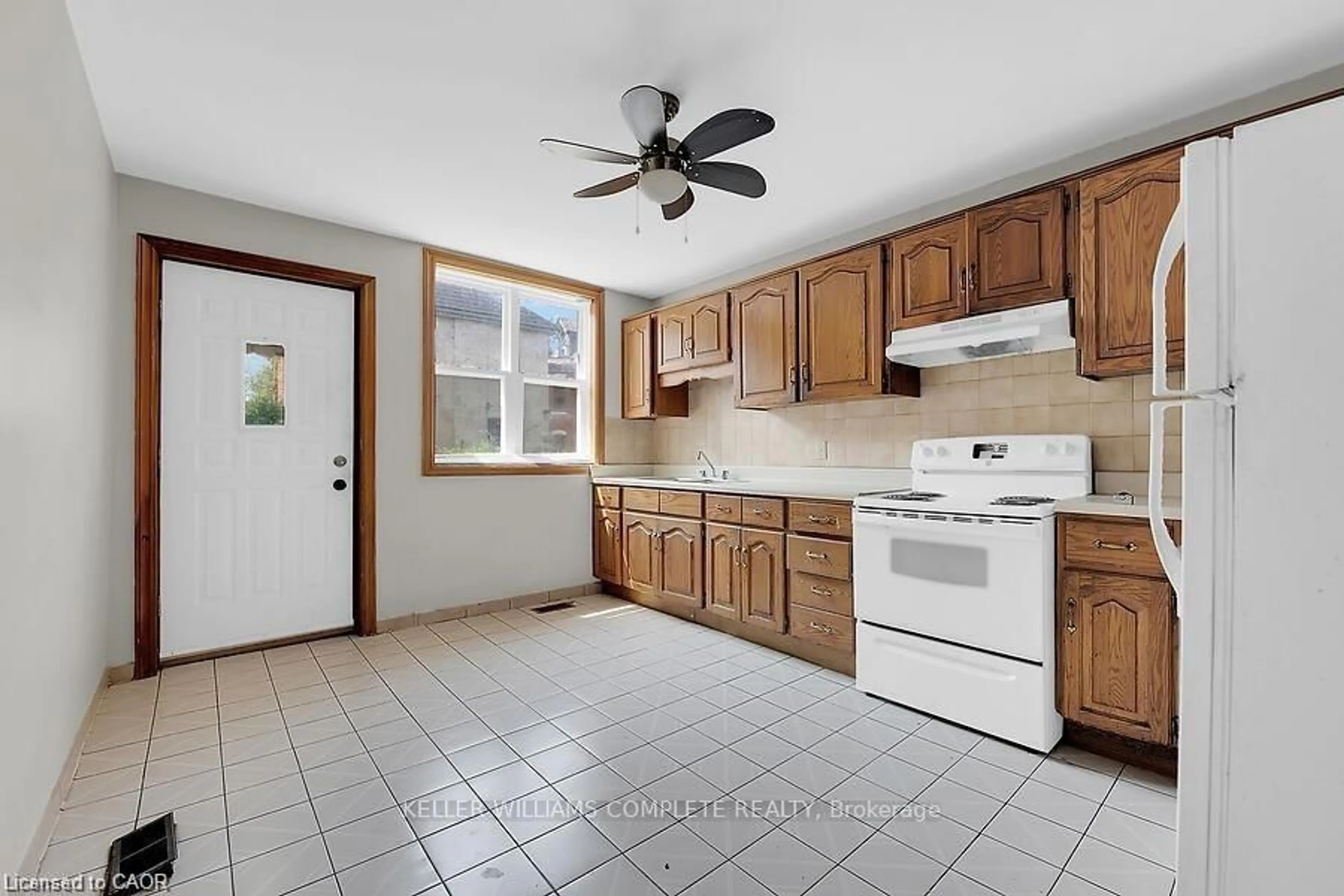 Standard kitchen, ceramic/tile floor for 88 GRANT Ave, Hamilton Ontario L8N 2X7