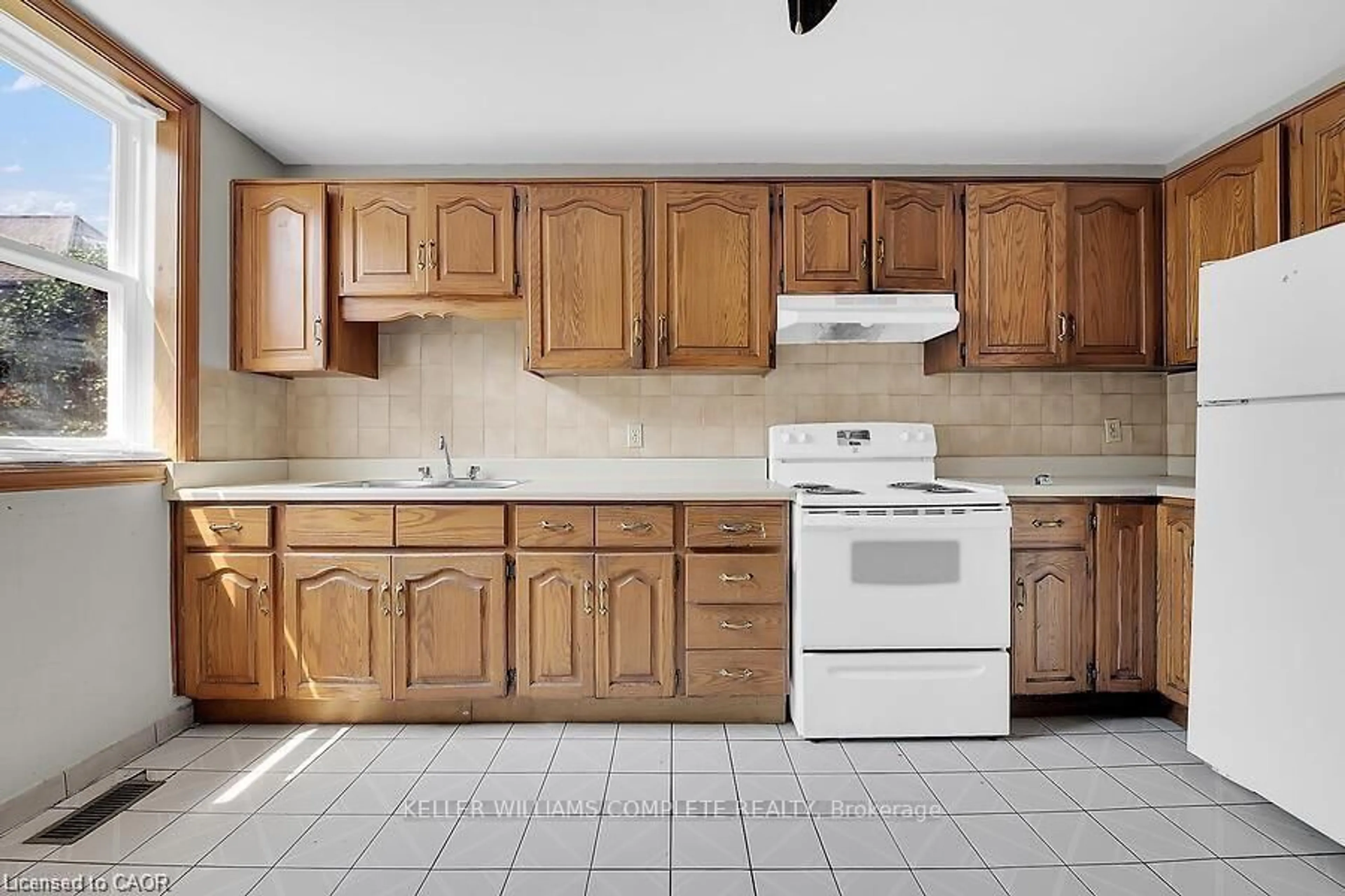 Standard kitchen, ceramic/tile floor for 88 GRANT Ave, Hamilton Ontario L8N 2X7