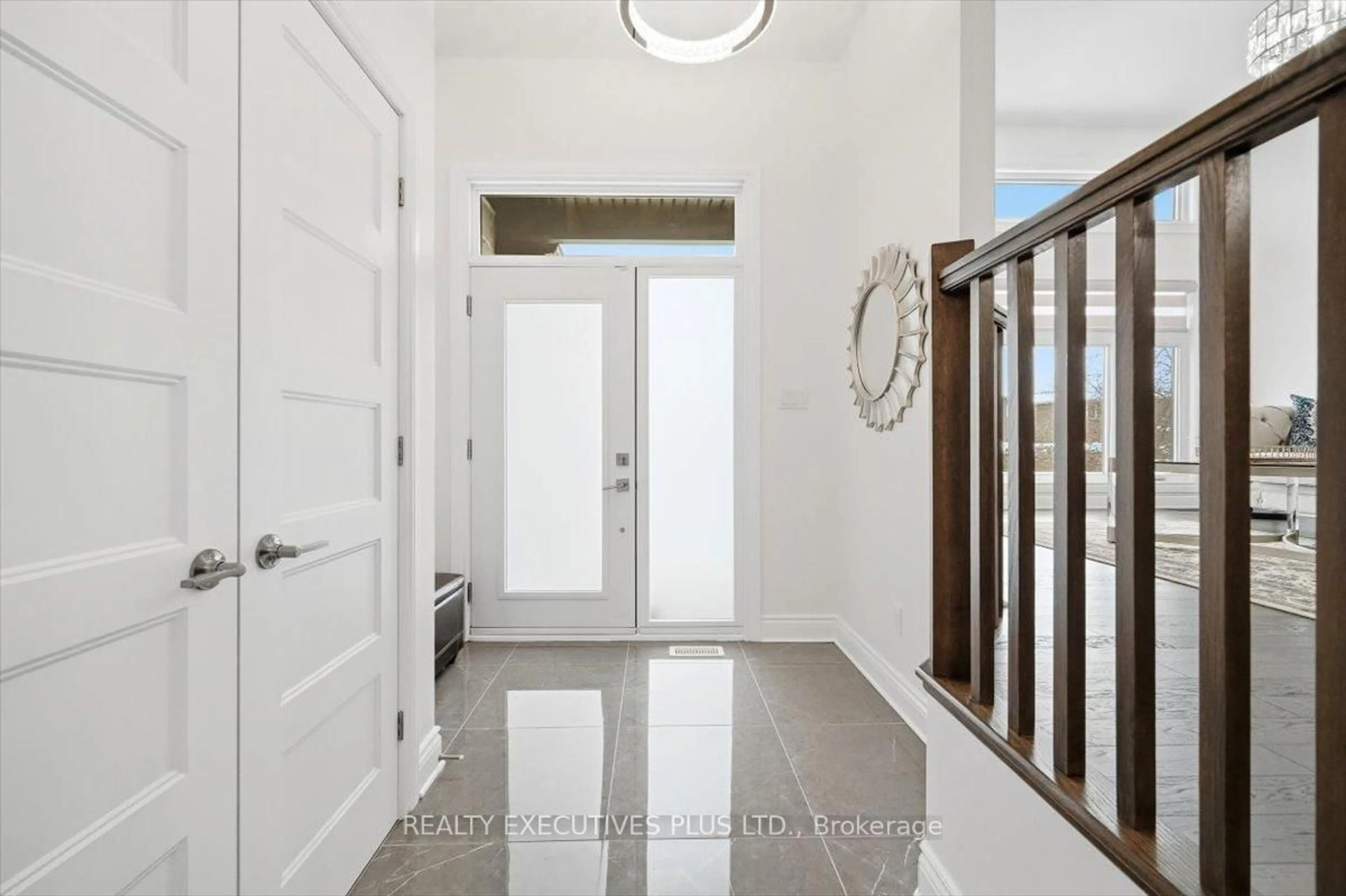 Indoor entryway for 1082 Docteur Corbeil Blvd, Clarence-Rockland Ontario K4K 0E9