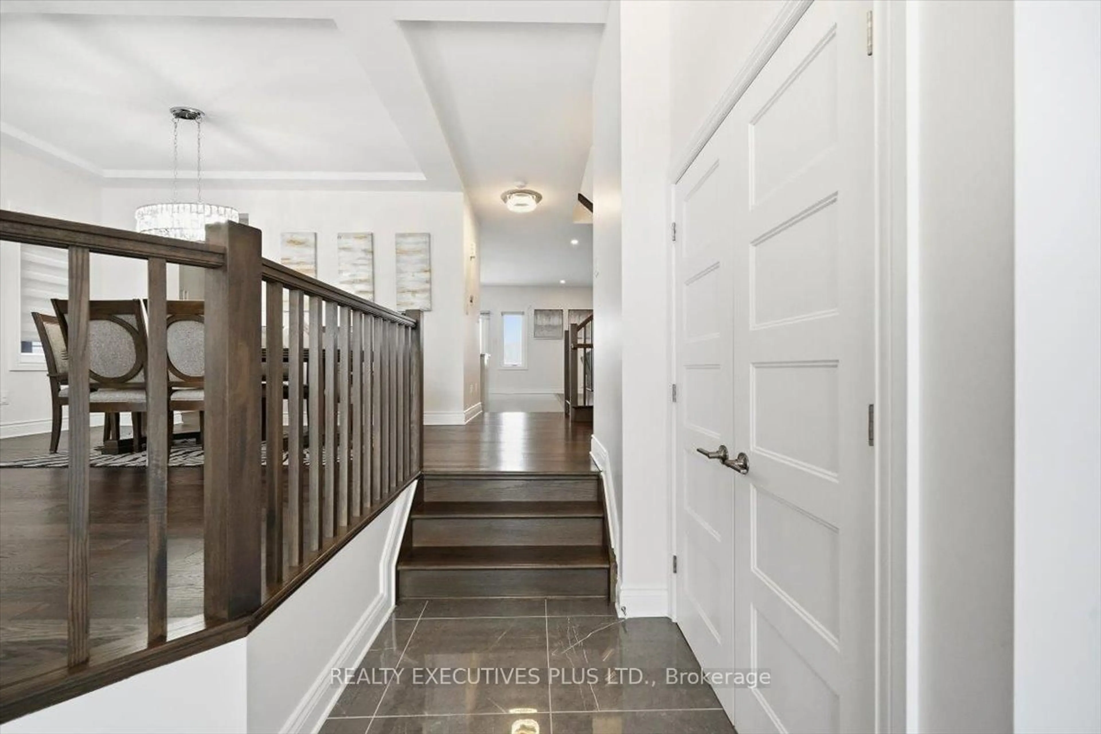 Indoor entryway for 1082 Docteur Corbeil Blvd, Clarence-Rockland Ontario K4K 0E9