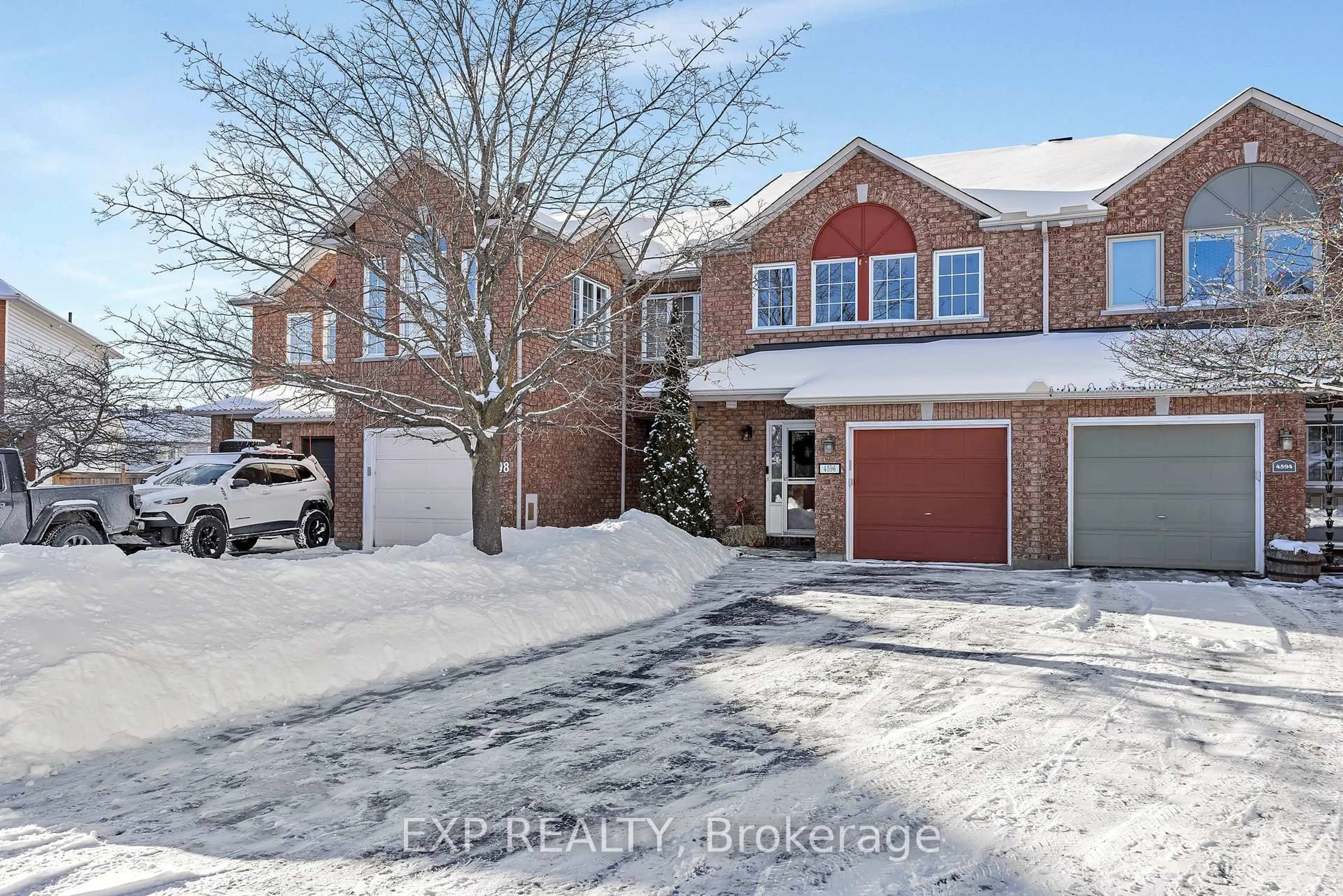 A pic from outside/outdoor area/front of a property/back of a property/a pic from drone, street for 4596 OGILVIE WALK Cres, Ottawa Ontario K1J 1G6
