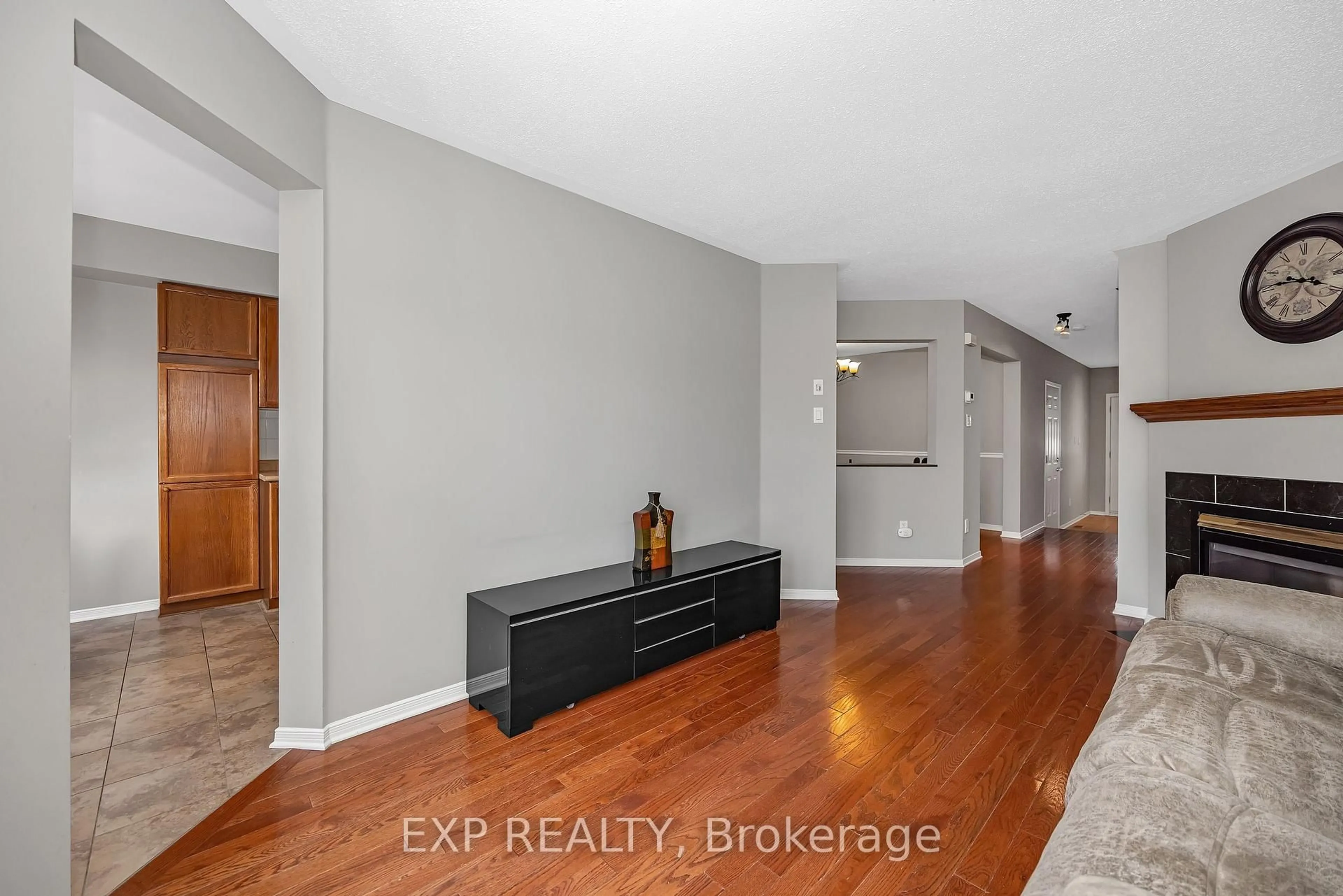 Indoor entryway for 4596 OGILVIE WALK Cres, Ottawa Ontario K1J 1G6